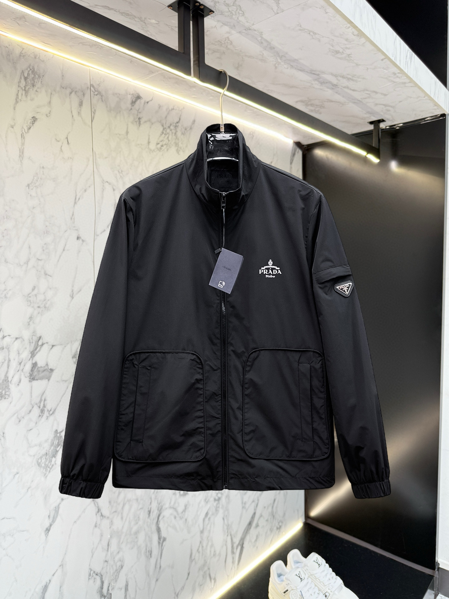 NO:528423,Prada 2025 autumn new jacket jacket, the new product on the show is perfect, comfortable and warm, the three standards are complete in color and full and attractive, and the very outstanding design easily advances the sense of fashion, the workmanship is extremely exquisite and rigorous, and the wiring is neat and meticulous!  A masterpiece of a big-name designer!  The upper body doesn't look bloated and super handsome!  Spot code M ~ XXXL,,prada,jackets & coats,jackets & coats,alexander wang19860909普拉达 2025秋季新款夹克外套,秀场新品品相非常完美,舒适保暖,三标齐全色泽饱满诱人,非常出彩的设计,轻松将时髦感进阶,做工极为考究严谨,走线工整细致！大牌设计师巨作！上身不显臃肿、超级帅气！现货码数M ～ XXXL,,prada,jackets & coats,jackets & coats,alexander wang,Men's clothing