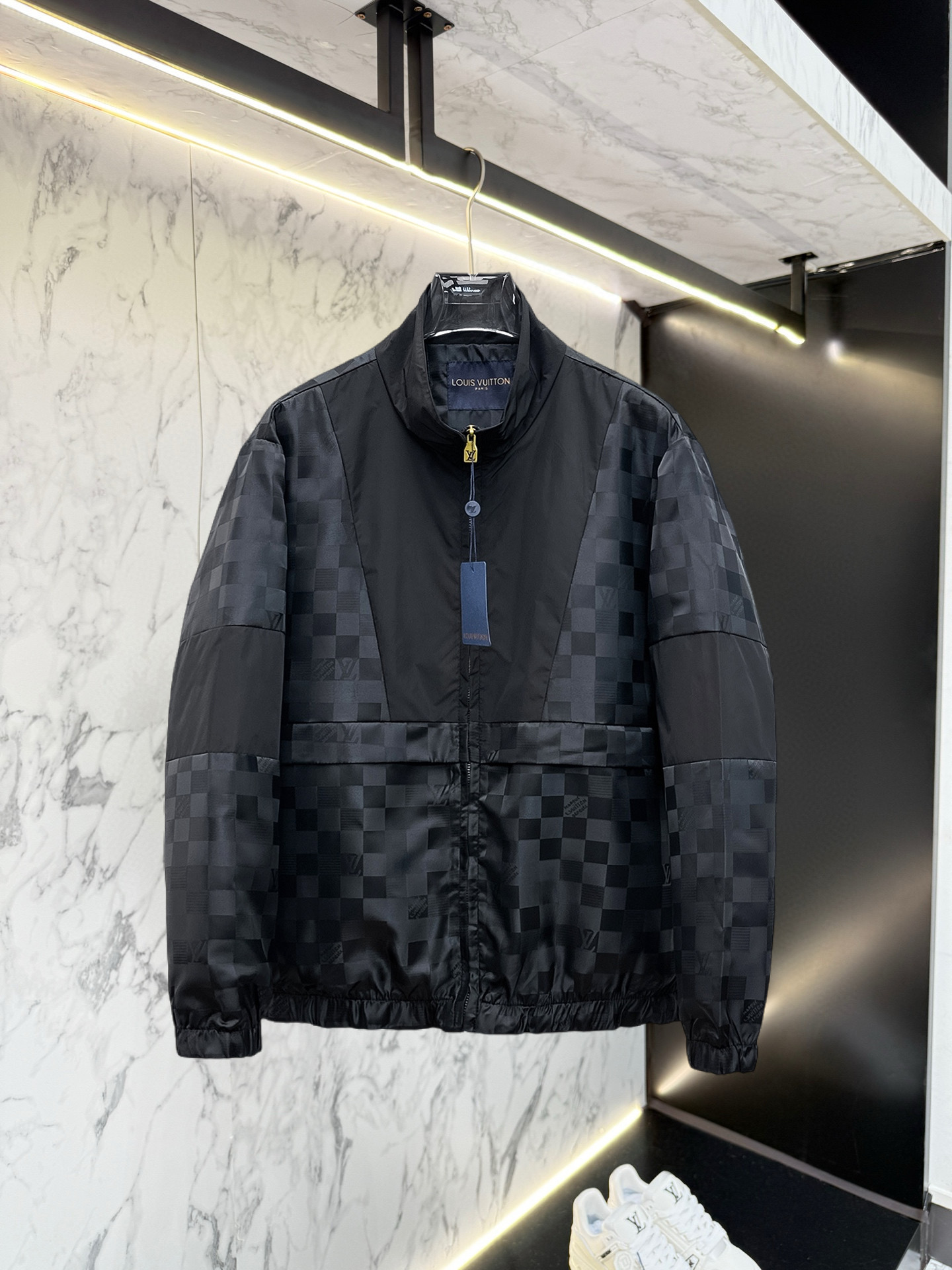 NO:528400,LV 2025 autumn new jacket jacket, the new product on the show is perfect, comfortable and warm, the three standards are complete in color and full and attractive, and the very outstanding design easily advances the sense of fashion, the workmanship is extremely exquisite and rigorous, and the wiring is neat and meticulous!  A masterpiece of a big-name designer!  The upper body doesn't look bloated and super handsome!  Spot code M ~ XXXL,,louis vuitton,jackets & coats,jackets & coats,alexander wang19860909LV 2025秋季新款夹克外套,秀场新品品相非常完美,舒适保暖,三标齐全色泽饱满诱人,非常出彩的设计,轻松将时髦感进阶,做工极为考究严谨,走线工整细致！大牌设计师巨作！上身不显臃肿、超级帅气！现货码数M ～ XXXL,,louis vuitton,jackets & coats,jackets & coats,alexander wang,Men's clothing