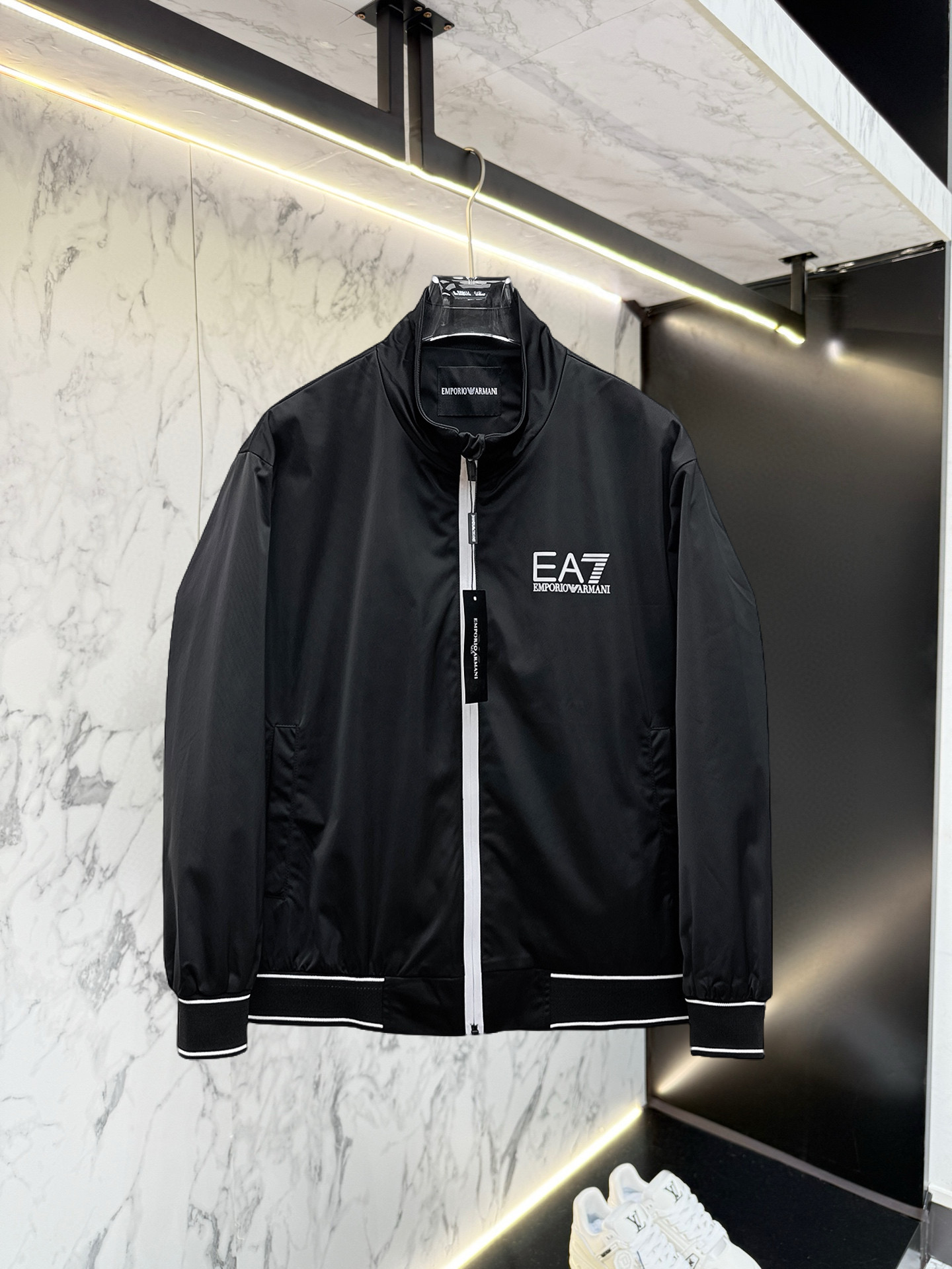 NO:528402,Armani 2025 autumn new jacket jacket, the new product on the show is perfect, comfortable and warm, the three standards are complete in color and full and attractive, and the very outstanding design easily advances the sense of fashion, the workmanship is extremely exquisite and rigorous, and the wiring is neat and meticulous!  A masterpiece of a big-name designer!  The upper body doesn't look bloated and super handsome!  Spot code M ~ XXXL,,armani,jackets & coats,jackets & coats,alexander wang19860909阿玛尼 2025秋季新款夹克外套,秀场新品品相非常完美,舒适保暖,三标齐全色泽饱满诱人,非常出彩的设计,轻松将时髦感进阶,做工极为考究严谨,走线工整细致！大牌设计师巨作！上身不显臃肿、超级帅气！现货码数M ～ XXXL,,armani,jackets & coats,jackets & coats,alexander wang,Men's clothing