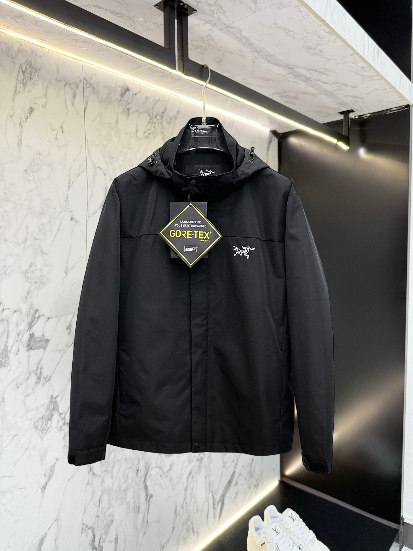 NO:528420,Archaeopteryx 2025 autumn new jacket, the new product on the show is perfect, comfortable and warm, the three standards are complete in color and full and attractive, and the very outstanding design easily advances the sense of fashion. The workmanship is extremely exquisite and rigorous, and the wiring is neat and meticulous!  A masterpiece of a big-name designer!  The upper body doesn't look bloated and super handsome!  Spot code M ~ XXXL,arc'teryx,jackets & coats,jackets & coats,alexander wang19860909始祖鸟 2025秋季新款夹克外套,秀场新品品相非常完美,舒适保暖,三标齐全色泽饱满诱人,非常出彩的设计,轻松将时髦感进阶,做工极为考究严谨,走线工整细致！大牌设计师巨作！上身不显臃肿、超级帅气！现货码数M ～ XXXL,arc'teryx,jackets & coats,jackets & coats,alexander wang,Men's clothing