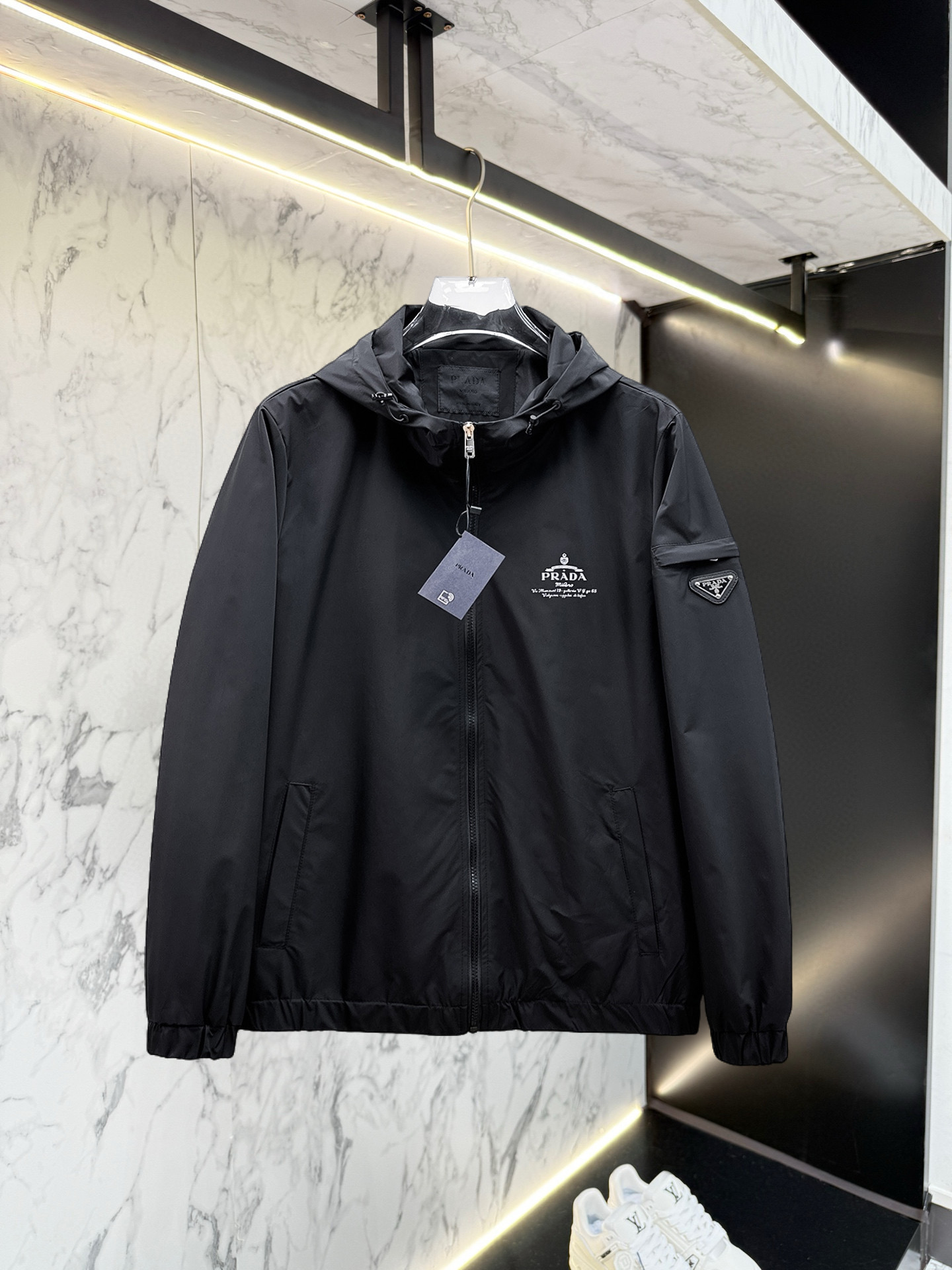 NO:528417,Prada 2025 autumn new jacket jacket, the new product on the show is perfect, comfortable and warm, the three standards are complete in color and full and attractive, and the very outstanding design easily advances the sense of fashion, the workmanship is extremely exquisite and rigorous, and the wiring is neat and meticulous!  A masterpiece of a big-name designer!  The upper body doesn't look bloated and super handsome!  Spot code M ~ XXXL,,prada,jackets & coats,jackets & coats,alexander wang19860909普拉达 2025秋季新款夹克外套,秀场新品品相非常完美,舒适保暖,三标齐全色泽饱满诱人,非常出彩的设计,轻松将时髦感进阶,做工极为考究严谨,走线工整细致！大牌设计师巨作！上身不显臃肿、超级帅气！现货码数M ～ XXXL,,prada,jackets & coats,jackets & coats,alexander wang,Men's clothing