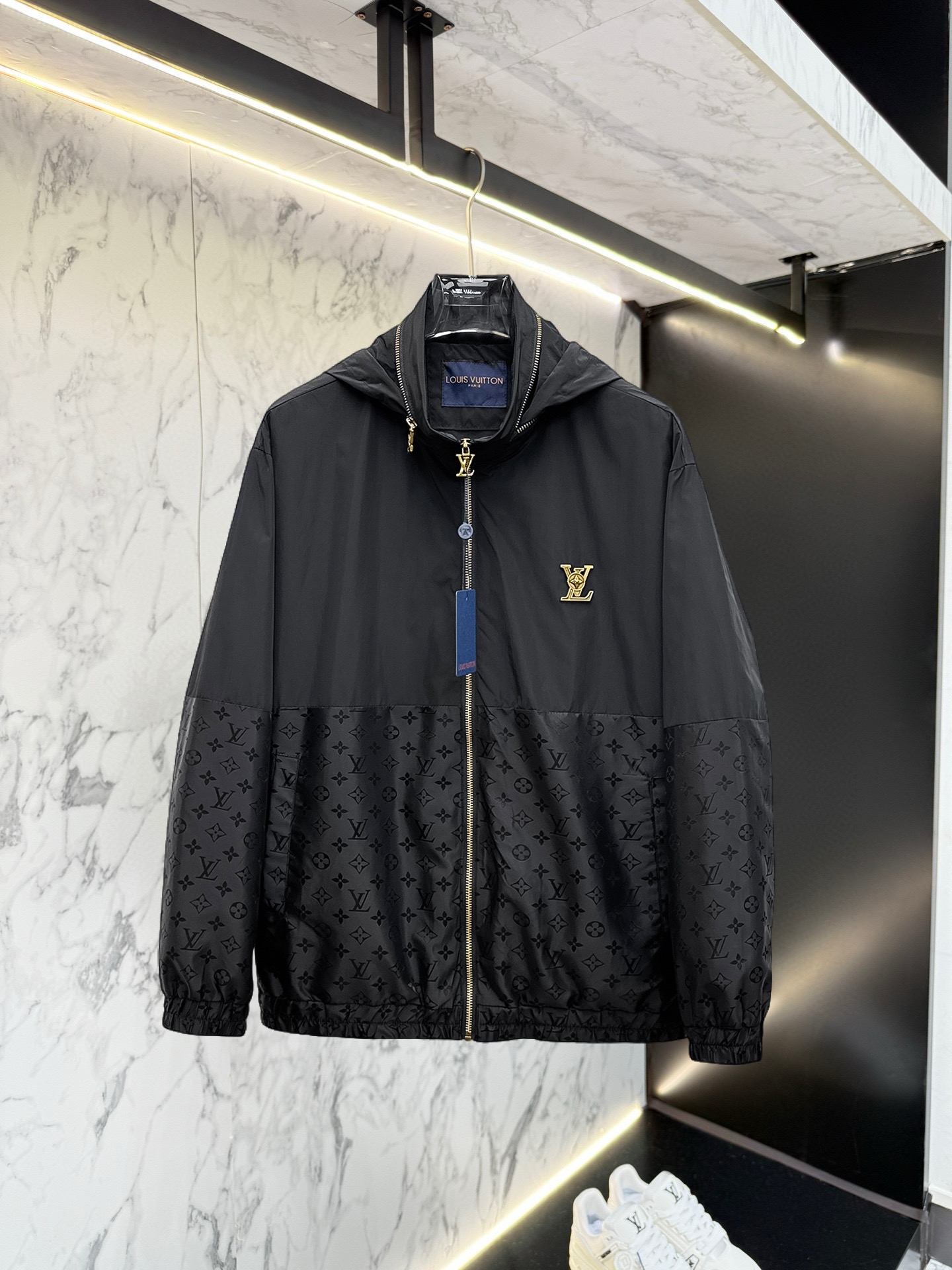 NO:528378,LV 2025 autumn new jacket jacket, the new product on the show is perfect, comfortable and warm, the three standards are complete in color and full and attractive, and the very outstanding design easily advances the sense of fashion, the workmanship is extremely exquisite and rigorous, and the wiring is neat and meticulous!  A masterpiece of a big-name designer!  The upper body doesn't look bloated and super handsome!  Spot code M ~ XXXL,,louis vuitton,jackets & coats,jackets & coats,alexander wang19860909LV 2025秋季新款夹克外套,秀场新品品相非常完美,舒适保暖,三标齐全色泽饱满诱人,非常出彩的设计,轻松将时髦感进阶,做工极为考究严谨,走线工整细致！大牌设计师巨作！上身不显臃肿、超级帅气！现货码数M ～ XXXL,,louis vuitton,jackets & coats,jackets & coats,alexander wang,Men's clothing