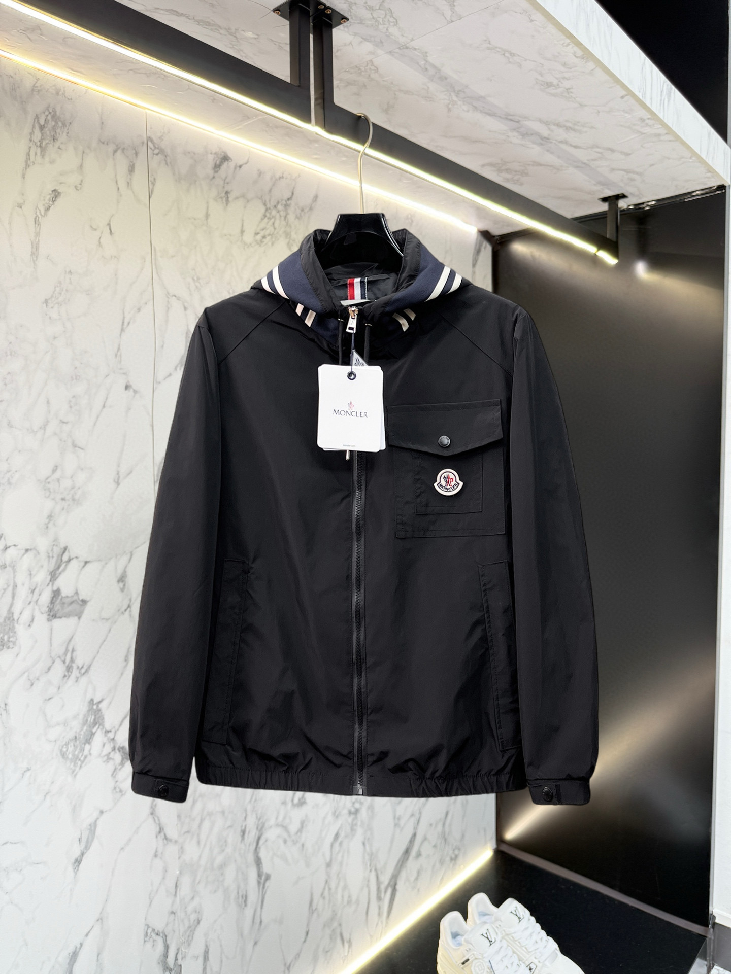 NO:528381,The new 2025 autumn jacket, the new product on the show is perfect, comfortable and warm, the three-standard complete colors and full and attractive, and the very outstanding design easily advances the sense of fashion. The workmanship is extremely exquisite and rigorous, and the wiring is neat and meticulous!  A masterpiece of a big-name designer!  The upper body doesn't look bloated and super handsome!  Spot code M ~ XXXL,,Moncler,jackets & coats,jackets & coats,alexander wang19860909蒙口 2025秋季新款夹克外套,秀场新品品相非常完美,舒适保暖,三标齐全色泽饱满诱人,非常出彩的设计,轻松将时髦感进阶,做工极为考究严谨,走线工整细致！大牌设计师巨作！上身不显臃肿、超级帅气！现货码数M ～ XXXL,,Moncler,jackets & coats,jackets & coats,alexander wang,Men's clothing