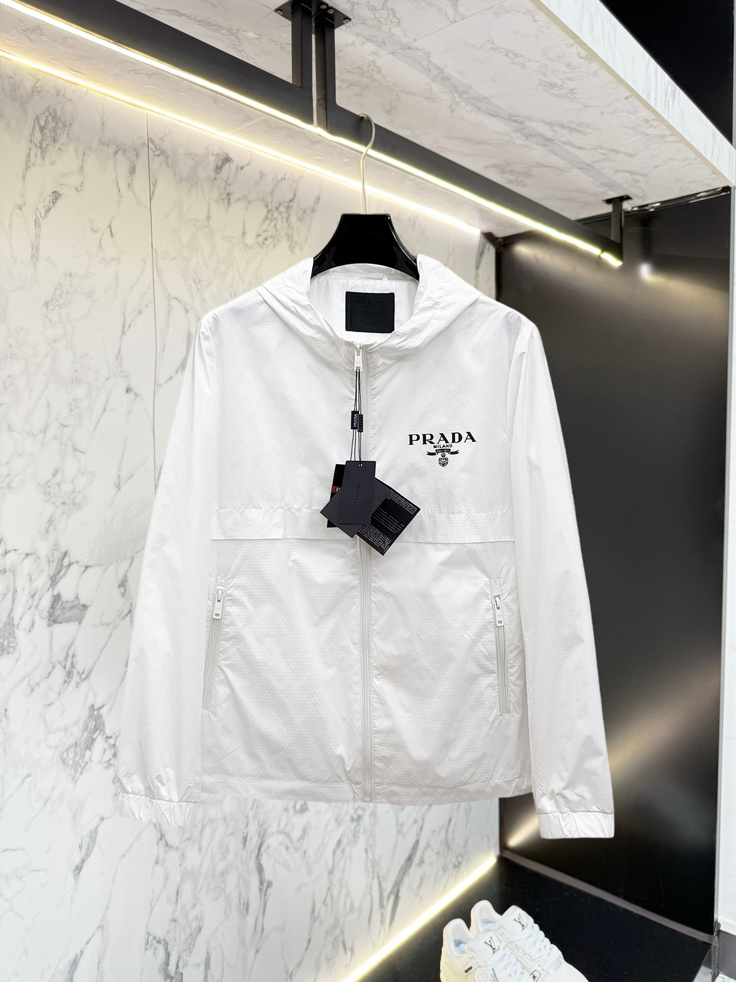 NO:528384,Prada 2025 autumn new jacket jacket, the new product on the show is perfect, comfortable and warm, the three standards are complete in color and full and attractive, and the very outstanding design easily advances the sense of fashion, the workmanship is extremely exquisite and rigorous, and the wiring is neat and meticulous!  A masterpiece of a big-name designer!  The upper body doesn't look bloated and super handsome!  Spot code M ~ XXXL,,prada,jackets & coats,jackets & coats,alexander wang19860909普拉达 2025秋季新款夹克外套,秀场新品品相非常完美,舒适保暖,三标齐全色泽饱满诱人,非常出彩的设计,轻松将时髦感进阶,做工极为考究严谨,走线工整细致！大牌设计师巨作！上身不显臃肿、超级帅气！现货码数M ～ XXXL,,prada,jackets & coats,jackets & coats,alexander wang,Men's clothing