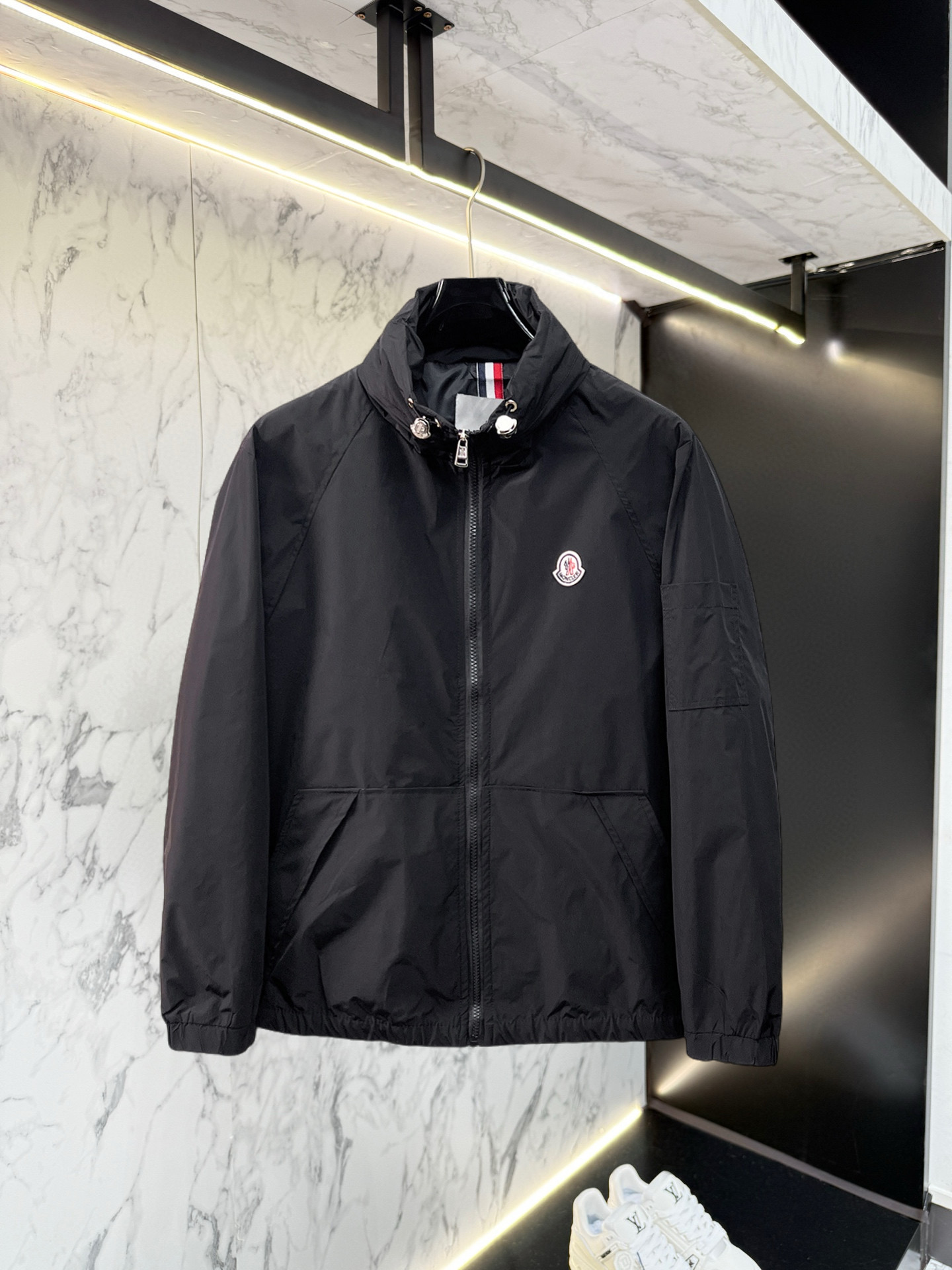 NO:528387,The new 2025 autumn jacket, the new product on the show is perfect, comfortable and warm, the three-standard complete colors and full and attractive, and the very outstanding design easily advances the sense of fashion. The workmanship is extremely exquisite and rigorous, and the wiring is neat and meticulous!  A masterpiece of a big-name designer!  The upper body doesn't look bloated and super handsome!  Spot code M ~ XXXL,,Moncler,jackets & coats,jackets & coats,alexander wang19860909蒙口 2025秋季新款夹克外套,秀场新品品相非常完美,舒适保暖,三标齐全色泽饱满诱人,非常出彩的设计,轻松将时髦感进阶,做工极为考究严谨,走线工整细致！大牌设计师巨作！上身不显臃肿、超级帅气！现货码数M ～ XXXL,,Moncler,jackets & coats,jackets & coats,alexander wang,Men's clothing