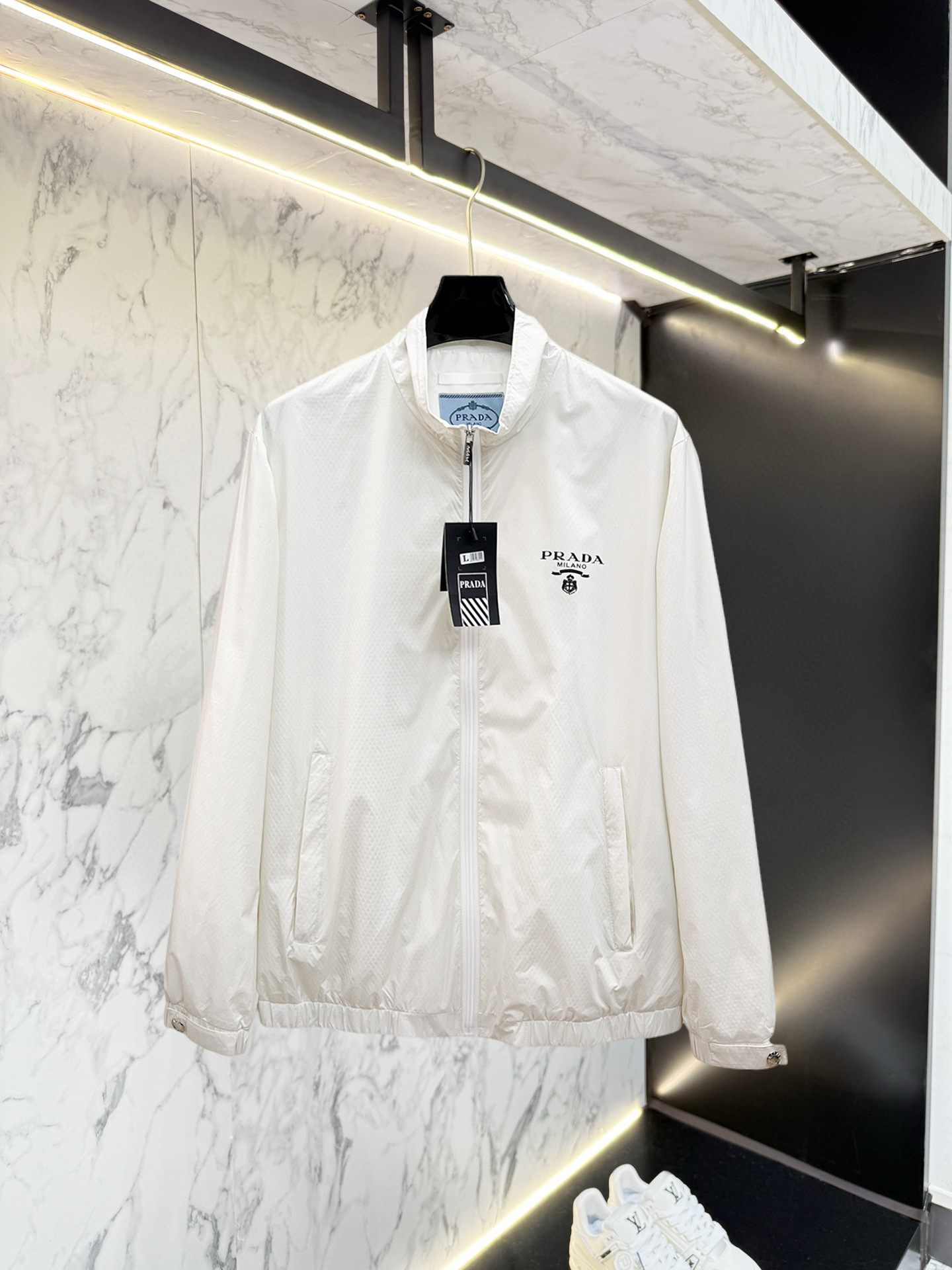 NO:528390,Prada 2025 autumn new jacket jacket, the new product on the show is perfect, comfortable and warm, the three standards are complete in color and full and attractive, and the very outstanding design easily advances the sense of fashion. The workmanship is extremely exquisite and rigorous, and the wiring is neat and meticulous!  A masterpiece of a big-name designer!  The upper body doesn't look bloated and super handsome!  Spot code M ~ XXXL,,prada,jackets & coats,jackets & coats,alexander wang19860909普拉达 2025秋季新款夹克外套,秀场新品品相非常完美,舒适保暖,三标齐全色泽饱满诱人,非常出彩的设计,轻松将时髦感进阶,做工极为考究严谨,走线工整细致！大牌设计师巨作！上身不显臃肿、超级帅气！现货码数M ～ XXXL,,prada,jackets & coats,jackets & coats,alexander wang,Men's clothing