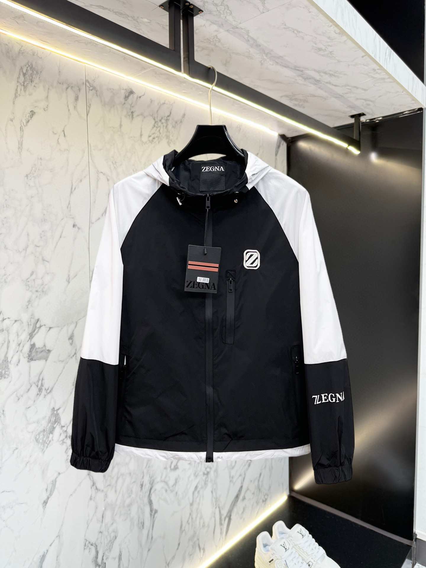 NO:528366,The new autumn jacket of the 2025 Autumn, the new product on the show is perfect, comfortable and warm, the three-standard complete colors and full and attractive, and the very outstanding design easily advances the sense of fashion. The workmanship is extremely exquisite and rigorous, and the wiring is neat and meticulous!  A masterpiece of a big-name designer!  The upper body doesn't look bloated and super handsome!  Spot code M ~ XXXL, zegna, jackets & coats, jackets & coats, alexander wang19860909杰尼亚 2025秋季新款夹克外套,秀场新品品相非常完美,舒适保暖,三标齐全色泽饱满诱人,非常出彩的设计,轻松将时髦感进阶,做工极为考究严谨,走线工整细致！大牌设计师巨作！上身不显臃肿、超级帅气！现货码数M ～ XXXL,,zegna,jackets & coats,jackets & coats,alexander wang,Men's clothing