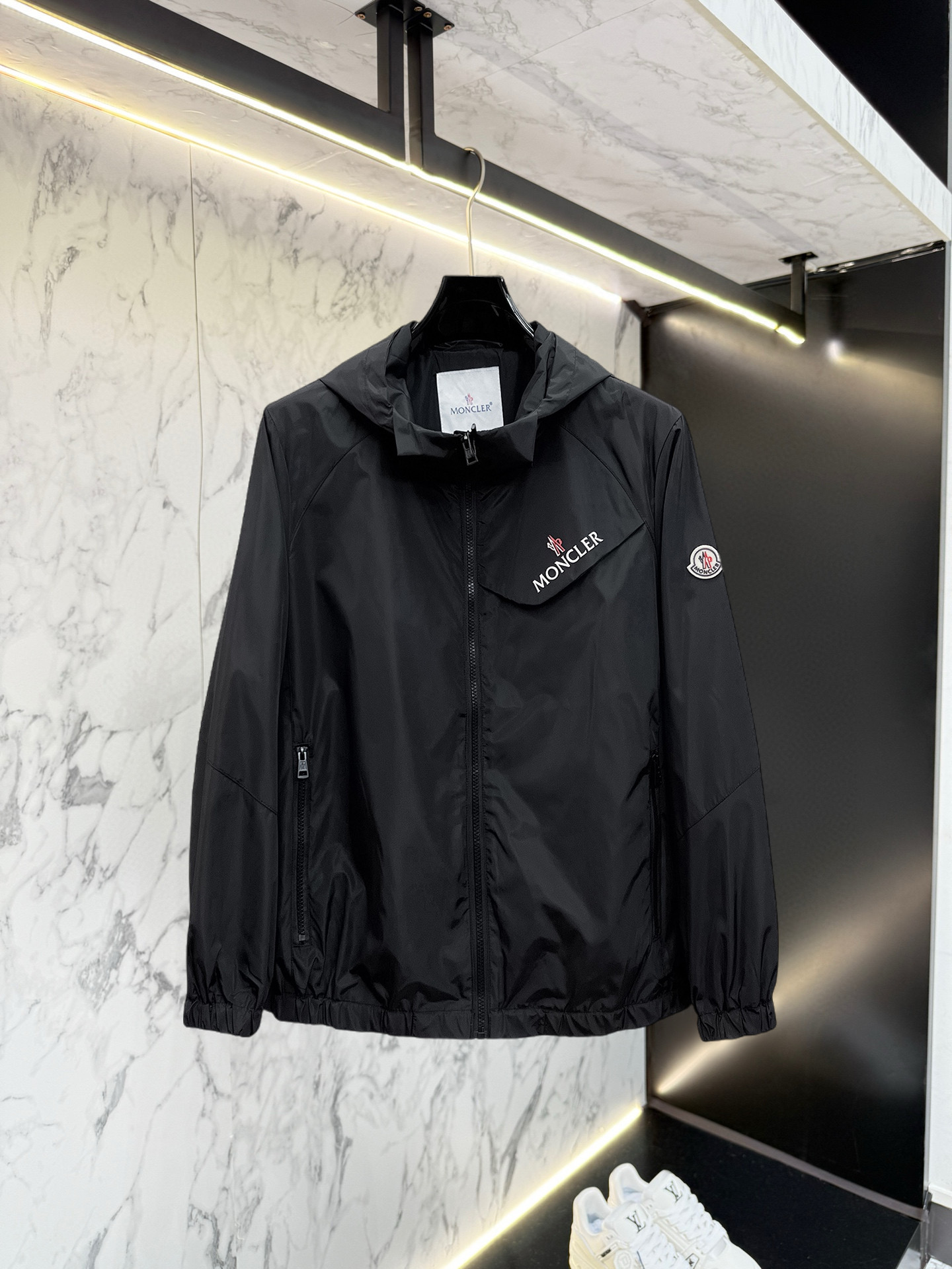 NO:528370,The new 2025 autumn jacket, the new product on the show is perfect, comfortable and warm, the three-standard complete colors and full and attractive, and the very outstanding design easily advances the sense of fashion. The workmanship is extremely exquisite and rigorous, and the wiring is neat and meticulous!  A masterpiece of a big-name designer!  The upper body doesn't look bloated and super handsome!  Spot code M ~ XXXL,,Moncler,jackets & coats,jackets & coats,alexander wang19860909蒙口 2025秋季新款夹克外套,秀场新品品相非常完美,舒适保暖,三标齐全色泽饱满诱人,非常出彩的设计,轻松将时髦感进阶,做工极为考究严谨,走线工整细致！大牌设计师巨作！上身不显臃肿、超级帅气！现货码数M ～ XXXL,,Moncler,jackets & coats,jackets & coats,alexander wang,Men's clothing