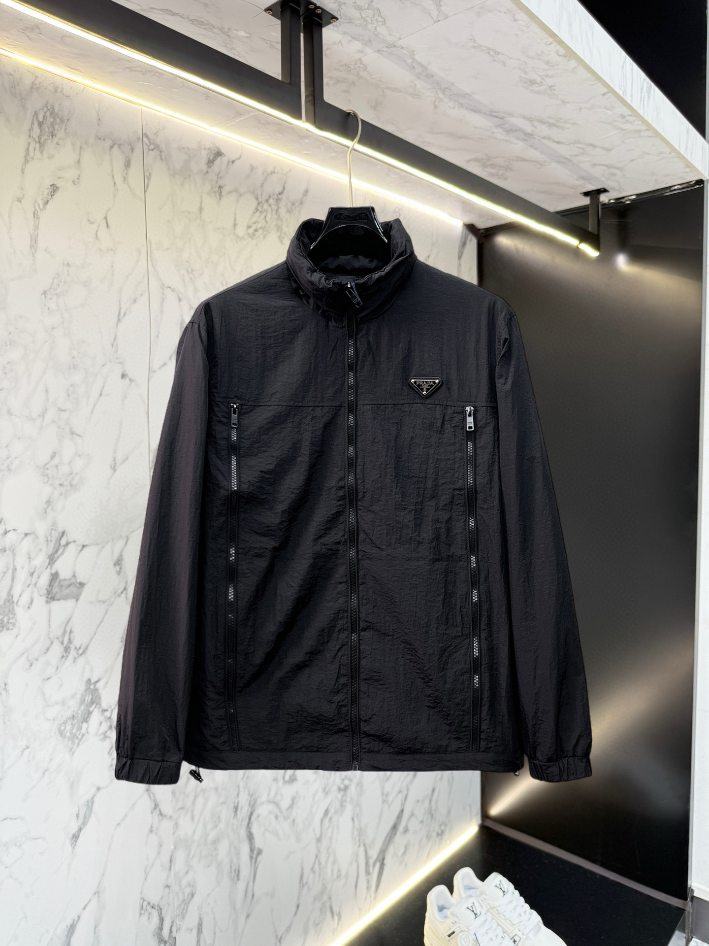 NO:528373,Prada 2025 autumn new jacket jacket, the new product on the show is perfect, comfortable and warm, the three standards are complete in color and full and attractive, and the very outstanding design easily advances the sense of fashion, the workmanship is extremely exquisite and rigorous, and the wiring is neat and meticulous!  A masterpiece of a big-name designer!  The upper body doesn't look bloated and super handsome!  Spot code M ~ XXXL,,prada,jackets & coats,jackets & coats,alexander wang19860909普拉达 2025秋季新款夹克外套,秀场新品品相非常完美,舒适保暖,三标齐全色泽饱满诱人,非常出彩的设计,轻松将时髦感进阶,做工极为考究严谨,走线工整细致！大牌设计师巨作！上身不显臃肿、超级帅气！现货码数M ～ XXXL,,prada,jackets & coats,jackets & coats,alexander wang,Men's clothing