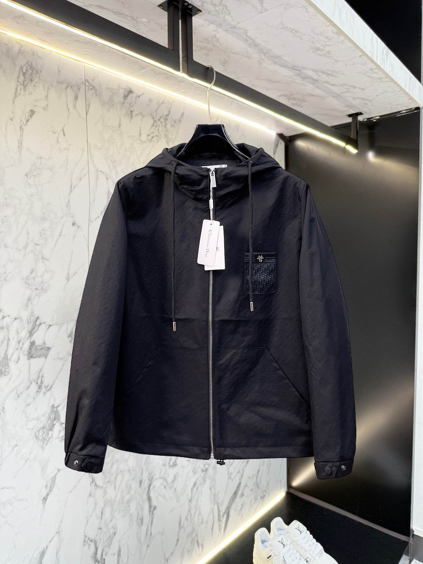 NO:528376,Dior 2025 autumn new jacket jacket, the new product on the show is perfect, comfortable and warm, the three standards are complete in color and full and attractive, and the very outstanding design easily advances the sense of fashion, the workmanship is extremely exquisite and rigorous, and the wiring is neat and meticulous!  A masterpiece of a big-name designer!  The upper body doesn't look bloated and super handsome!  Spot code M ~ XXXL,,dior,jackets & coats,jackets & coats,alexander wang19860909迪奥 2025秋季新款夹克外套,秀场新品品相非常完美,舒适保暖,三标齐全色泽饱满诱人,非常出彩的设计,轻松将时髦感进阶,做工极为考究严谨,走线工整细致！大牌设计师巨作！上身不显臃肿、超级帅气！现货码数M ～ XXXL,,dior,jackets & coats,jackets & coats,alexander wang,Men's clothing