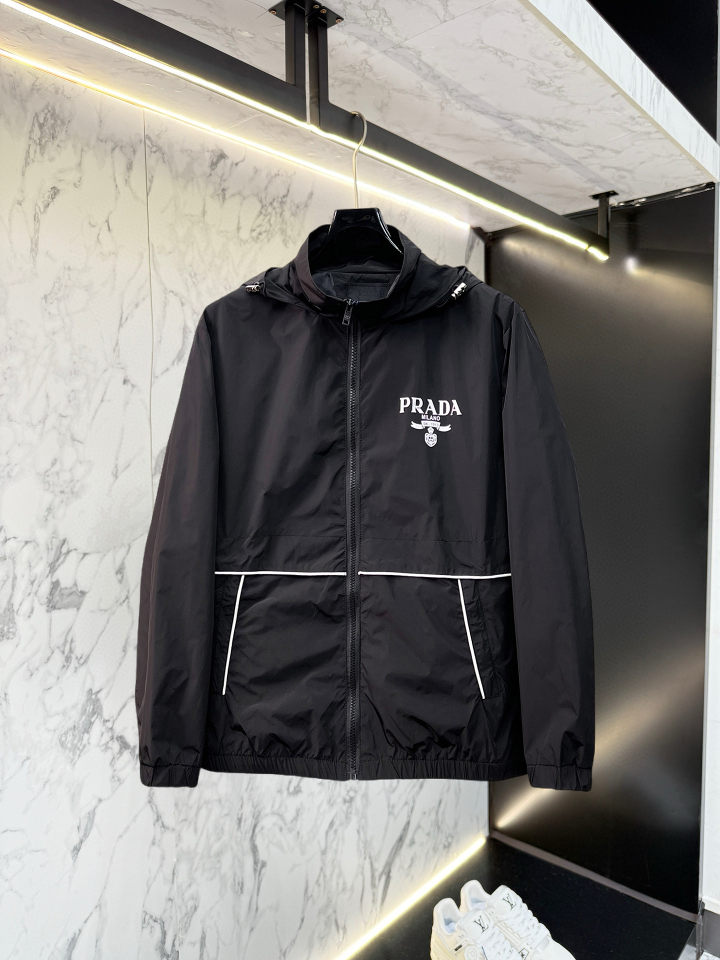 NO:528379,Prada 2025 autumn new jacket jacket, the new product on the show is perfect, comfortable and warm, the three standards are complete in color and full and attractive, and the very outstanding design easily advances the sense of fashion, the workmanship is extremely exquisite and rigorous, and the wiring is neat and meticulous!  A masterpiece of a big-name designer!  The upper body doesn't look bloated and super handsome!  Spot code M ~ XXXL,,prada,jackets & coats,jackets & coats,alexander wang19860909普拉达 2025秋季新款夹克外套,秀场新品品相非常完美,舒适保暖,三标齐全色泽饱满诱人,非常出彩的设计,轻松将时髦感进阶,做工极为考究严谨,走线工整细致！大牌设计师巨作！上身不显臃肿、超级帅气！现货码数M ～ XXXL,,prada,jackets & coats,jackets & coats,alexander wang,Men's clothing