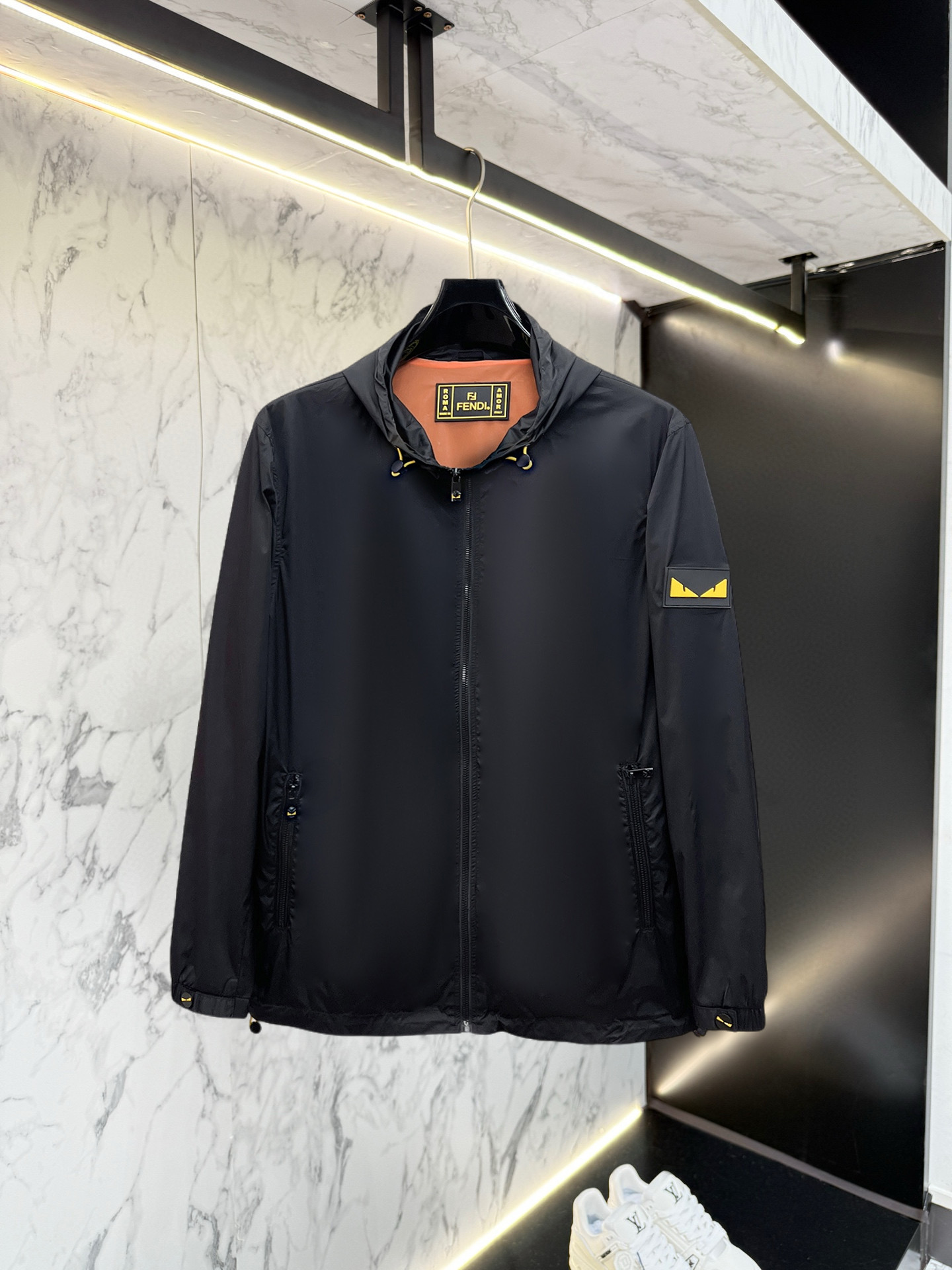 NO:528382,Fendi 2025 autumn new jacket jacket, the new product on the show is perfect, comfortable and warm, the three standards are complete in color and full and attractive, and the very outstanding design easily advances the sense of fashion, the workmanship is extremely exquisite and rigorous, and the wiring is neat and meticulous!  A masterpiece of a big-name designer!  The upper body doesn't look bloated and super handsome!  Spot code M ~ XXXL,,fendi,jackets & coats,jackets & coats,alexander wang19860909芬迪 2025秋季新款夹克外套,秀场新品品相非常完美,舒适保暖,三标齐全色泽饱满诱人,非常出彩的设计,轻松将时髦感进阶,做工极为考究严谨,走线工整细致！大牌设计师巨作！上身不显臃肿、超级帅气！现货码数M ～ XXXL,,fendi,jackets & coats,jackets & coats,alexander wang,Men's clothing