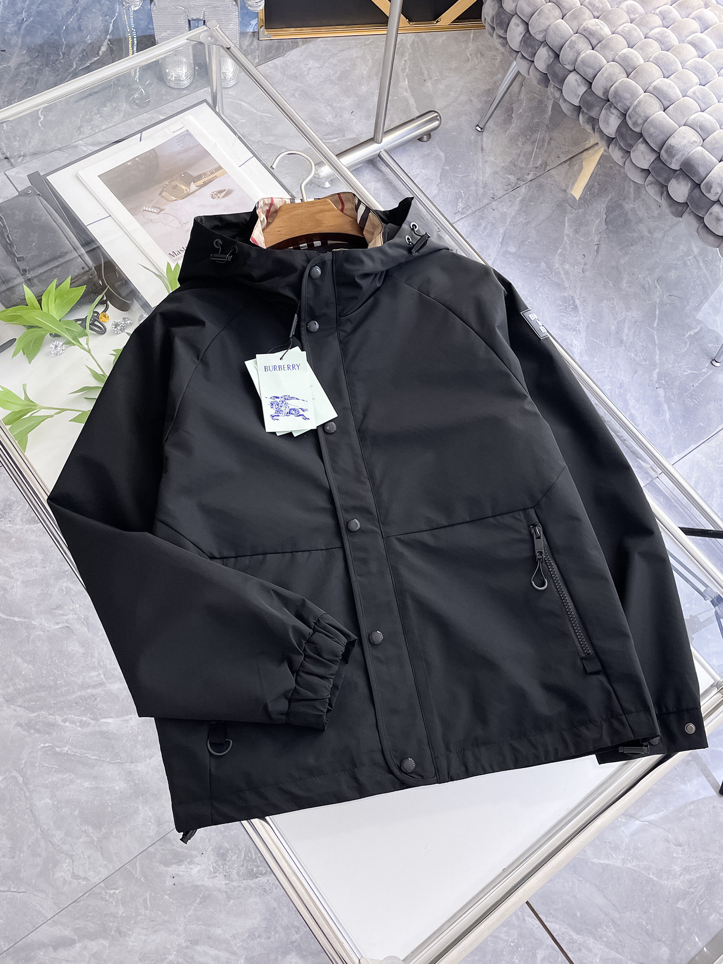 NO:732149,Burberry's 2026 spring new jacket, the new product on the show is in perfect condition, comfortable and warm, complete with three colors, full and attractive color, very outstanding design, easily upgrades the fashion sense, extremely elegant and rigorous workmanship, neat and meticulous wiring!  A masterpiece from a famous designer!  The upper body does not look bloated and is super handsome!  Available size M ~ XXXL,,burberry,jackets & coats,jackets & coats,19860909巴宝莉 2026开春新款夹克外套,秀场新品品相非常完美,舒适保暖,三标齐全色泽饱满诱人,非常出彩的设计,轻松将时髦感进阶,做工极为考究严谨,走线工整细致！大牌设计师巨作！上身不显臃肿、超级帅气！现货码数M ～ XXXL,,burberry,jackets & coats,jackets & coats,,Men's clothing