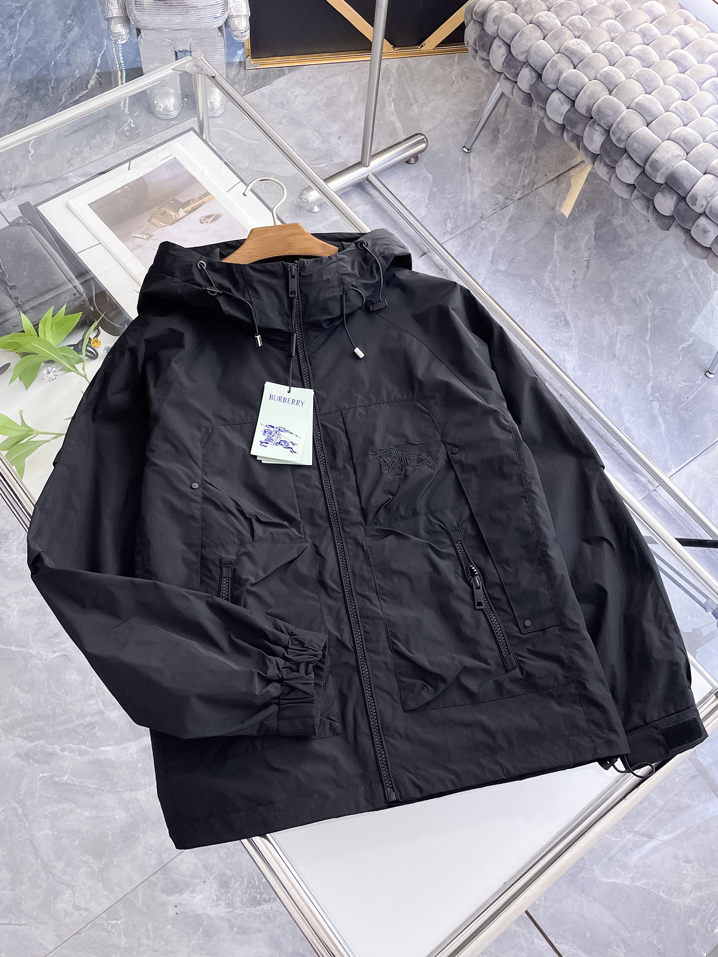 NO:732140,Burberry's 2026 spring new jacket, the new product on the show is in perfect condition, comfortable and warm, complete with three colors, full and attractive color, very outstanding design, easily upgrades the fashion sense, extremely elegant and rigorous workmanship, neat and meticulous wiring!  A masterpiece from a famous designer!  The upper body does not look bloated and is super handsome!  Available size M ~ XXXL,,burberry,jackets & coats,jackets & coats,19860909巴宝莉 2026开春新款夹克外套,秀场新品品相非常完美,舒适保暖,三标齐全色泽饱满诱人,非常出彩的设计,轻松将时髦感进阶,做工极为考究严谨,走线工整细致！大牌设计师巨作！上身不显臃肿、超级帅气！现货码数M ～ XXXL,,burberry,jackets & coats,jackets & coats,,Men's clothing