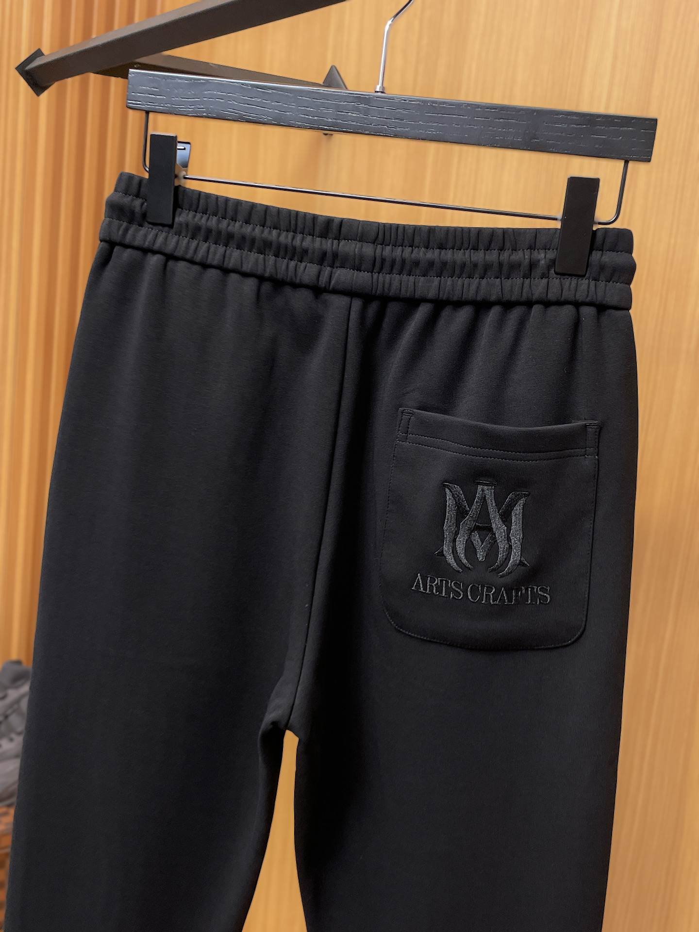 Amiri Pantalones Casuales con Logo Clásico para Hombre, Colección Otoño/Invierno 2025 5 i1756547939690 4052 0 3