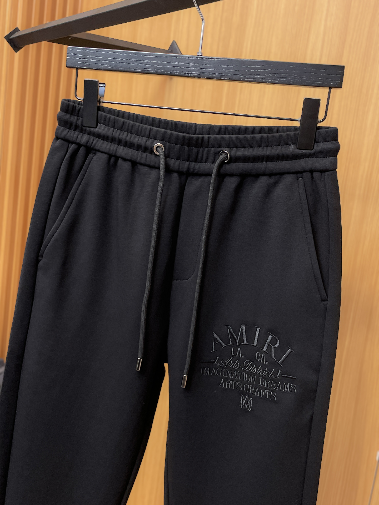 Amiri Pantalones Casuales con Logo Clásico para Hombre, Colección Otoño/Invierno 2025 4 i1756547939693 2650 0 2