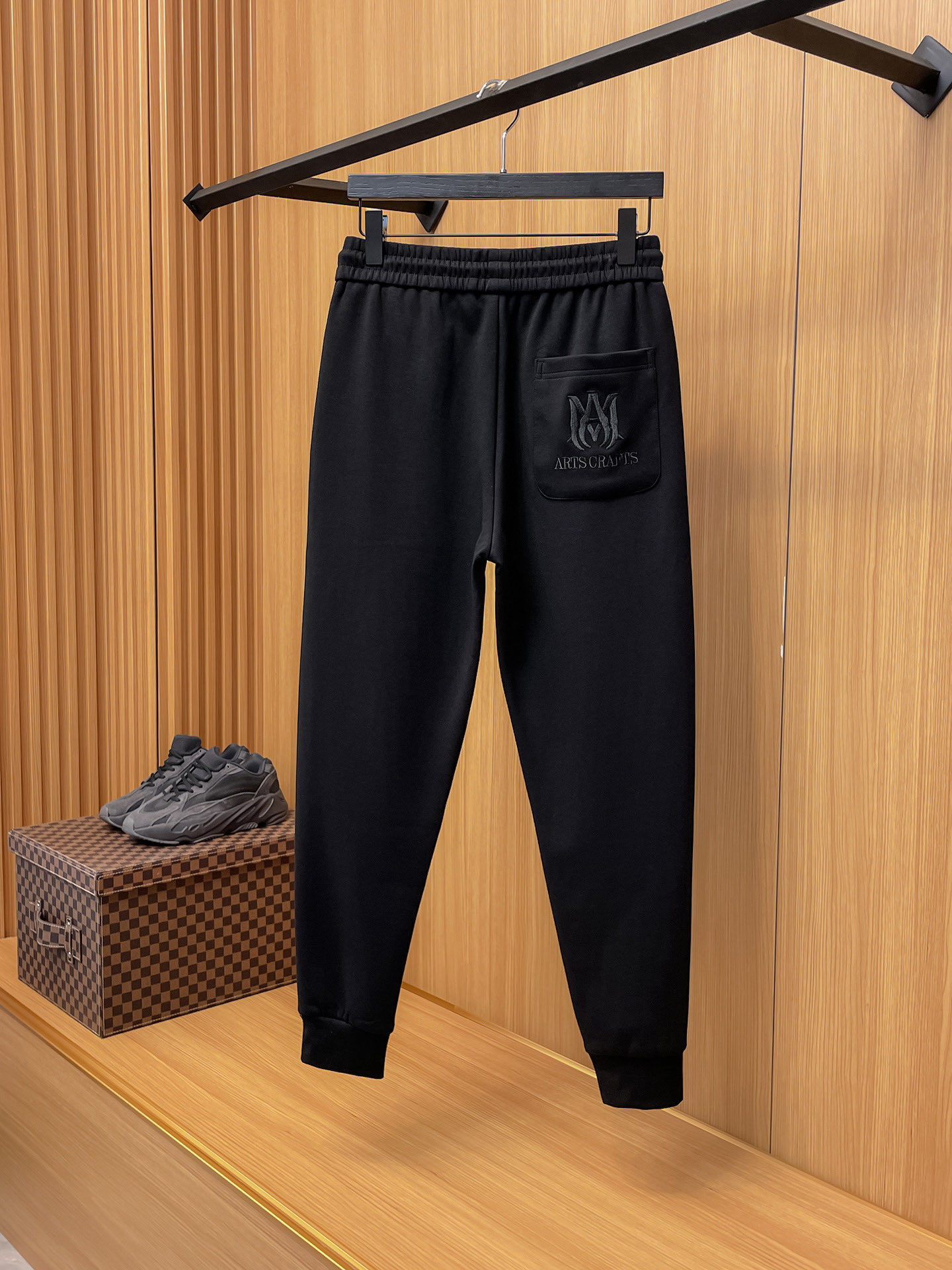 Amiri Pantalones Casuales con Logo Clásico para Hombre, Colección Otoño/Invierno 2025 3 i1756547940138 326 0 1