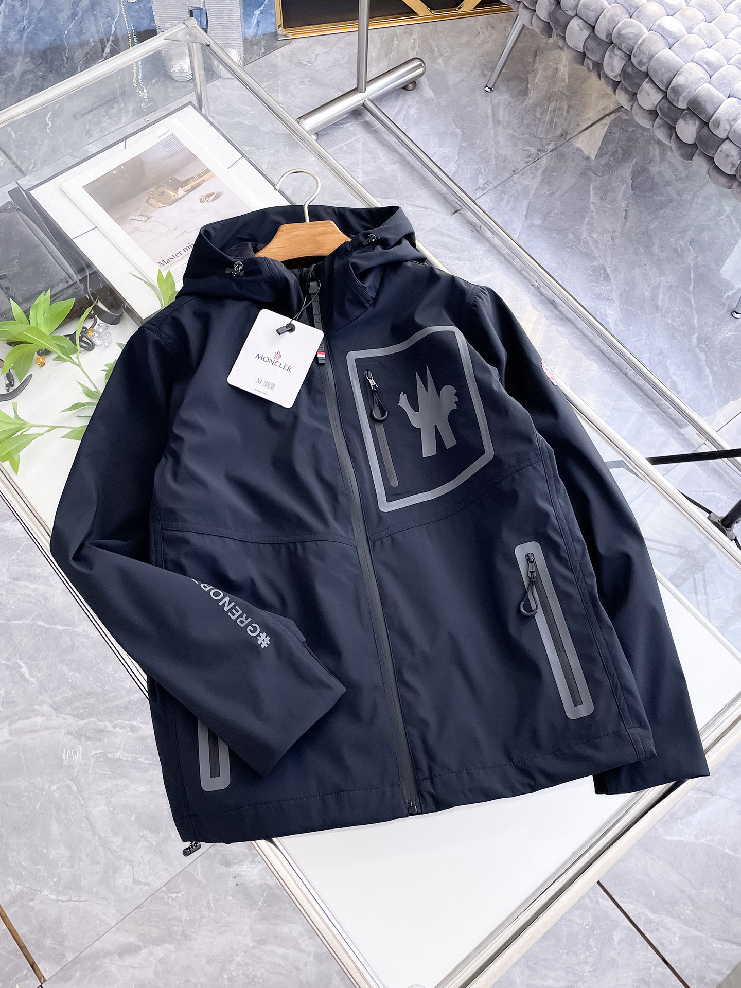 NO:732148,Mengkou 2026 new spring jacket, the new product on the show is in perfect condition, comfortable and warm, complete with three labels, full and attractive color, very outstanding design, easily upgrades the sense of fashion, the workmanship is extremely sophisticated and rigorous, and the wiring is neat and meticulous!  A masterpiece from a famous designer!  The upper body does not look bloated and is super handsome!  Available sizes M ~ XXXL,,Moncler,jackets & coats,jackets & coats,19860909蒙口 2026开春新款夹克外套,秀场新品品相非常完美,舒适保暖,三标齐全色泽饱满诱人,非常出彩的设计,轻松将时髦感进阶,做工极为考究严谨,走线工整细致！大牌设计师巨作！上身不显臃肿、超级帅气！现货码数M ～ XXXL,,Moncler,jackets & coats,jackets & coats,,Men's clothing