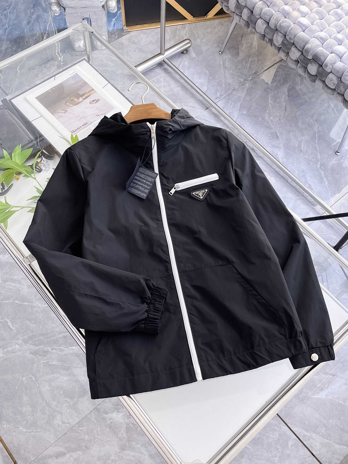 NO:732155,Prada's 2026 spring new jacket, the new product on the show is in perfect condition, comfortable and warm, complete with three colors, full and attractive colors, very outstanding design, easily upgrades the fashion sense, extremely elegant and rigorous workmanship, neat and meticulous wiring!  A masterpiece from a famous designer!  The upper body does not look bloated and is super handsome!  Available sizes M ~ XXXL,,prada,jackets & coats,jackets & coats,19860909普拉达 2026开春新款夹克外套,秀场新品品相非常完美,舒适保暖,三标齐全色泽饱满诱人,非常出彩的设计,轻松将时髦感进阶,做工极为考究严谨,走线工整细致！大牌设计师巨作！上身不显臃肿、超级帅气！现货码数M ～ XXXL,,prada,jackets & coats,jackets & coats,,Men's clothing