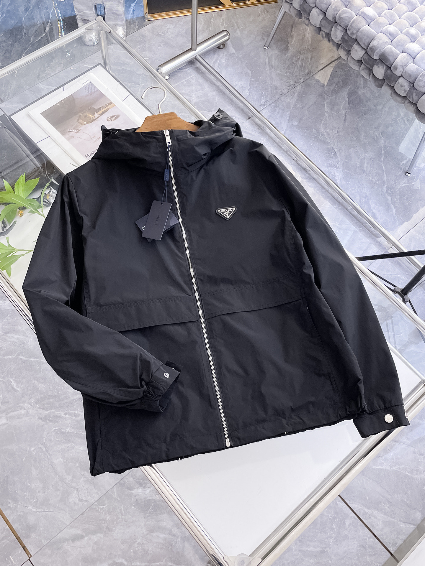 NO:732154,Prada's 2026 spring new jacket, the new product on the show is in perfect condition, comfortable and warm, complete with three colors, full and attractive colors, very outstanding design, easily upgrades the fashion sense, extremely elegant and rigorous workmanship, neat and meticulous wiring!  A masterpiece from a famous designer!  The upper body does not look bloated and is super handsome!  Available sizes M ~ XXXL,,prada,jackets & coats,jackets & coats,19860909普拉达 2026开春新款夹克外套,秀场新品品相非常完美,舒适保暖,三标齐全色泽饱满诱人,非常出彩的设计,轻松将时髦感进阶,做工极为考究严谨,走线工整细致！大牌设计师巨作！上身不显臃肿、超级帅气！现货码数M ～ XXXL,,prada,jackets & coats,jackets & coats,,Men's clothing