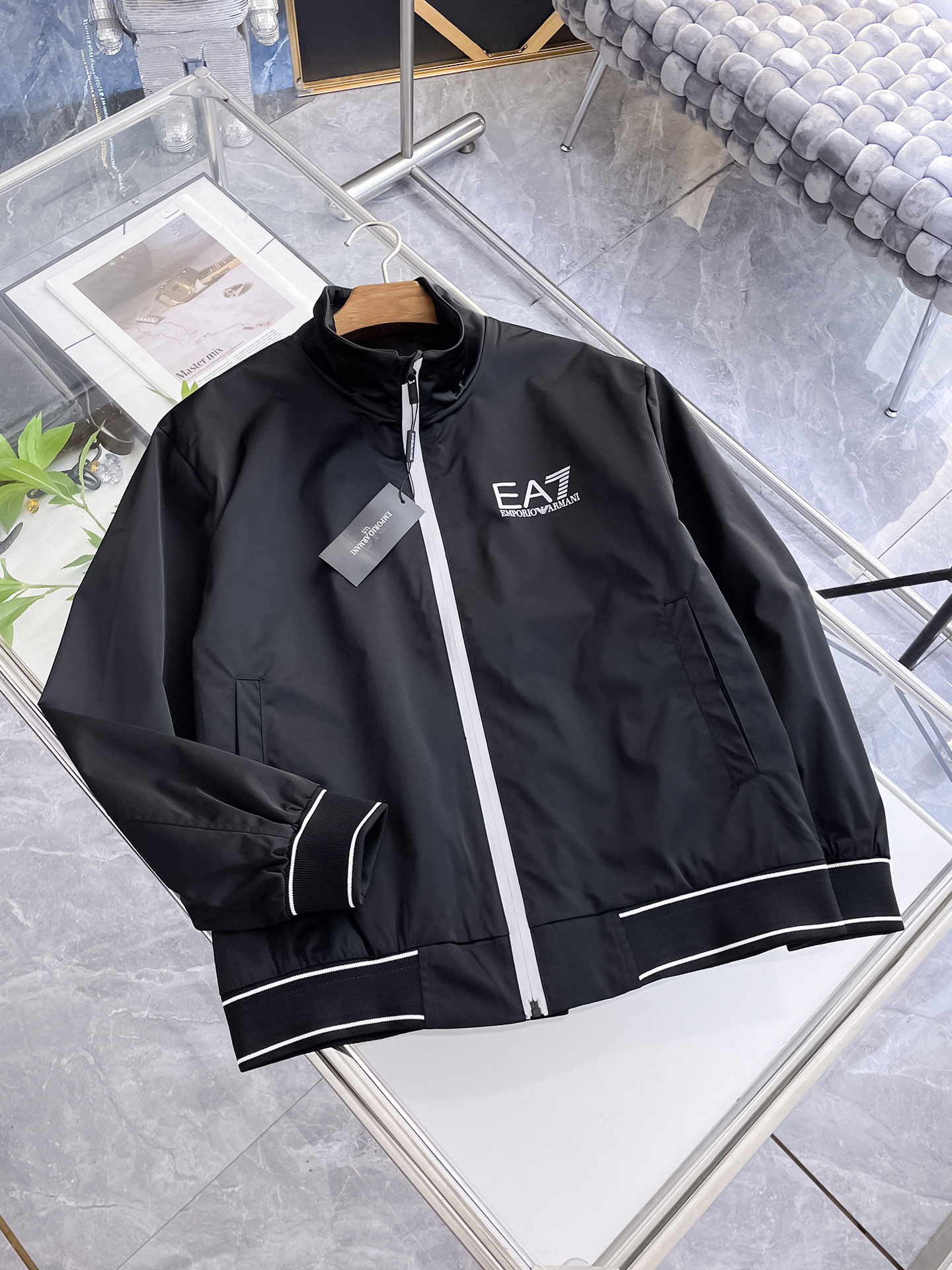 NO:732173,Armani 2026 spring new jacket, the new product on the show is in perfect condition, comfortable and warm, complete with three labels, full and attractive color, very outstanding design, easily upgrades the fashion sense, extremely elegant and rigorous workmanship, neat and meticulous wiring!  A masterpiece from a famous designer!  The upper body does not look bloated and is super handsome!  Available size M～XXXL,,armani,jackets & coats,jackets & coats,19860909阿玛尼 2026开春新款夹克外套,秀场新品品相非常完美,舒适保暖,三标齐全色泽饱满诱人,非常出彩的设计,轻松将时髦感进阶,做工极为考究严谨,走线工整细致！大牌设计师巨作！上身不显臃肿、超级帅气！现货码数M ～ XXXL,,armani,jackets & coats,jackets & coats,,Men's clothing