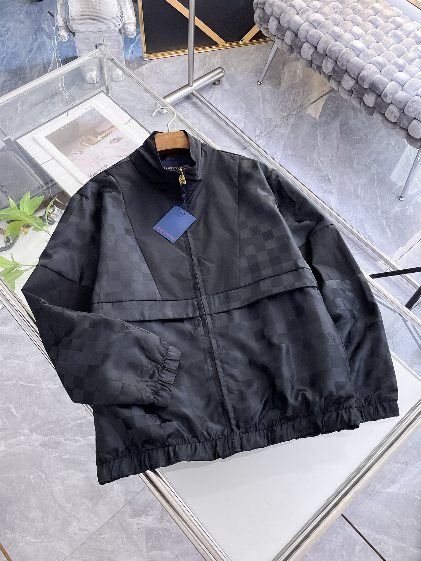 NO:732160,LV 2026 spring new jacket, the new product on the show is in perfect condition, comfortable and warm, complete with three labels, full and attractive color, very outstanding design, easily upgrades the fashion sense, extremely elegant and rigorous workmanship, neat and meticulous wiring!  A masterpiece from a famous designer!  The upper body does not look bloated and is super handsome!  Available size M ~ XXXL,,louis vuitton,jackets & coats,jackets & coats,19860909LV 2026开春新款夹克外套,秀场新品品相非常完美,舒适保暖,三标齐全色泽饱满诱人,非常出彩的设计,轻松将时髦感进阶,做工极为考究严谨,走线工整细致！大牌设计师巨作！上身不显臃肿、超级帅气！现货码数M ～ XXXL,,louis vuitton,jackets & coats,jackets & coats,,Men's clothing