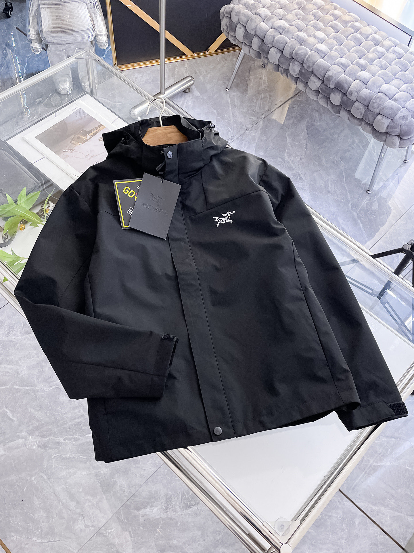 NO:732167,Arc'teryx 2026 new spring jacket, the new product on the show is in perfect condition, comfortable and warm, complete with three colors, full and attractive color, very outstanding design, easily upgrades the fashion sense, extremely elegant and rigorous workmanship, neat and meticulous wiring!  A masterpiece from a famous designer!  The upper body does not look bloated and is super handsome!  Spot size M ~ XXXL,arc'teryx,jackets & coats,jackets & coats,19860909始祖鸟 2026开春新款夹克外套,秀场新品品相非常完美,舒适保暖,三标齐全色泽饱满诱人,非常出彩的设计,轻松将时髦感进阶,做工极为考究严谨,走线工整细致！大牌设计师巨作！上身不显臃肿、超级帅气！现货码数M ～ XXXL,arc'teryx,jackets & coats,jackets & coats,,Men's clothing