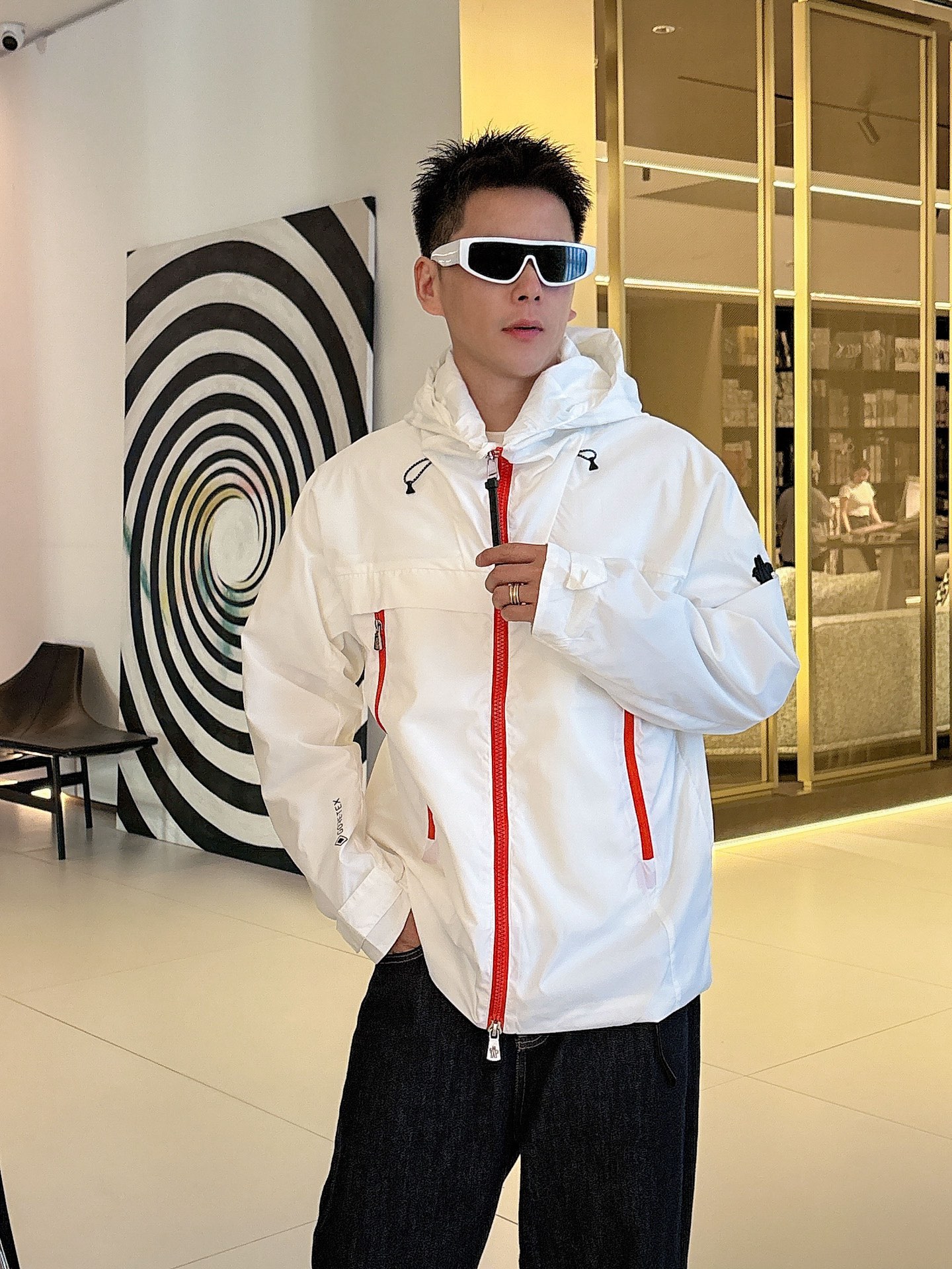 NO:526269,The new 2025 autumn jacket, the new product on the show is perfect, comfortable and warm, the three-standard complete colors and full and attractive, and the very outstanding design easily advances the sense of fashion. The workmanship is extremely exquisite and rigorous, and the wiring is neat and meticulous!  A masterpiece of a big-name designer!  The upper body doesn't look bloated and super handsome!  Spot code M ~ XXXL,,Moncler,jackets & coats,jackets & coats,alexander wang19860909蒙口 2025秋季新款夹克外套,秀场新品品相非常完美,舒适保暖,三标齐全色泽饱满诱人,非常出彩的设计,轻松将时髦感进阶,做工极为考究严谨,走线工整细致！大牌设计师巨作！上身不显臃肿、超级帅气！现货码数M ～ XXXL,,Moncler,jackets & coats,jackets & coats,alexander wang,Men's clothing