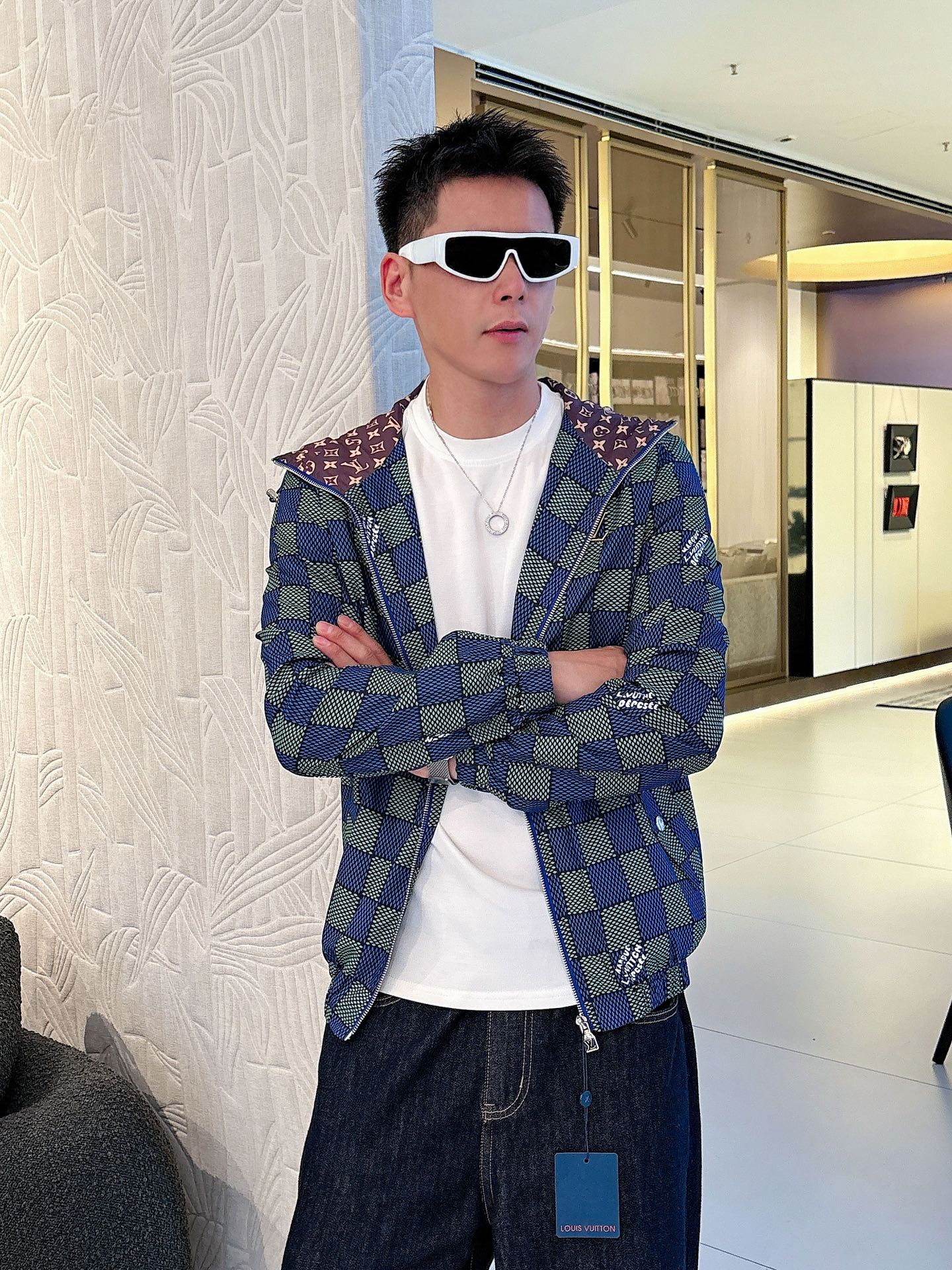 NO:526272,LV 2025 autumn new jacket jacket, the new product on the show is perfect, comfortable and warm, the three standards are complete in color and full and attractive, and the very outstanding design easily advances the sense of fashion, the workmanship is extremely exquisite and rigorous, and the wiring is neat and meticulous!  A masterpiece of a big-name designer!  The upper body doesn't look bloated and super handsome!  Spot code M ~ XXXL,,louis vuitton,jackets & coats,jackets & coats,alexander wang19860909LV 2025秋季新款夹克外套,秀场新品品相非常完美,舒适保暖,三标齐全色泽饱满诱人,非常出彩的设计,轻松将时髦感进阶,做工极为考究严谨,走线工整细致！大牌设计师巨作！上身不显臃肿、超级帅气！现货码数M ～ XXXL,,louis vuitton,jackets & coats,jackets & coats,alexander wang,Men's clothing