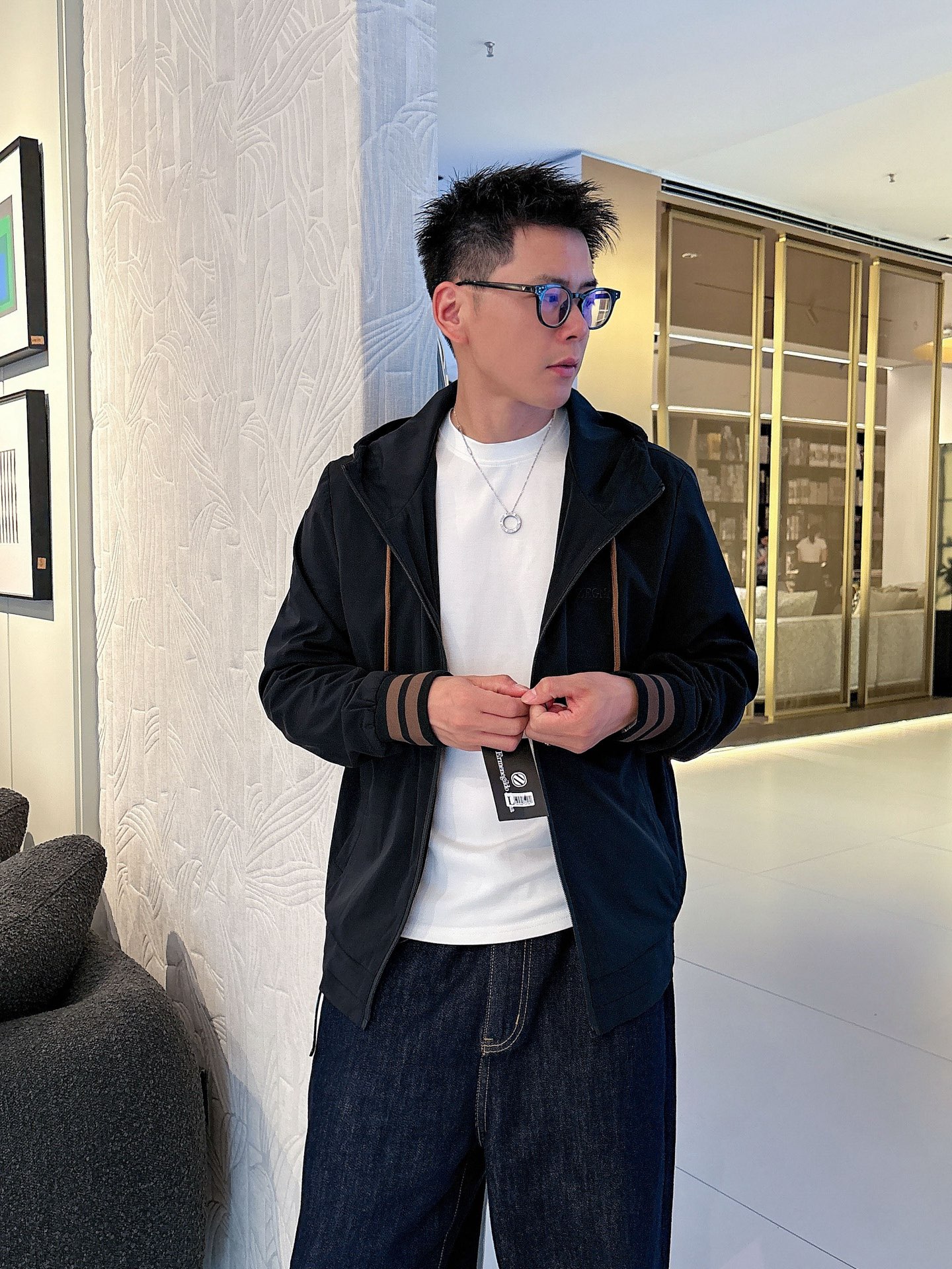 NO:526249,The new autumn jacket of the 2025 Autumn, the new product on the show is perfect, comfortable and warm, the three-standard complete colors and full and attractive, and the very outstanding design easily advances the sense of fashion. The workmanship is extremely exquisite and rigorous, and the wiring is neat and meticulous!  A masterpiece of a big-name designer!  The upper body doesn't look bloated and super handsome!  Spot code M ~ XXXL, zegna, jackets & coats, jackets & coats, alexander wang19860909杰尼亚 2025秋季新款夹克外套,秀场新品品相非常完美,舒适保暖,三标齐全色泽饱满诱人,非常出彩的设计,轻松将时髦感进阶,做工极为考究严谨,走线工整细致！大牌设计师巨作！上身不显臃肿、超级帅气！现货码数M ～ XXXL,,zegna,jackets & coats,jackets & coats,alexander wang,Men's clothing