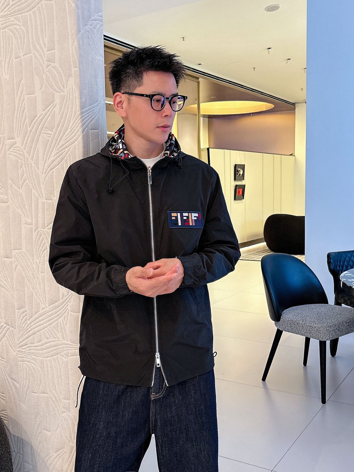 NO:526245,Fendi double-sided wear, 2025 autumn new jacket jacket, the new product on the show is perfect, comfortable and warm, the three-standard complete colors and full and attractive, and the very outstanding design easily advances the sense of fashion, the workmanship is extremely exquisite and rigorous, and the wiring is neat and meticulous!  A masterpiece of a big-name designer!  The upper body doesn't look bloated and super handsome!  Spot code M ~ XXXL,,fendi,jackets & coats,jackets & coats,alexander wang19860909芬迪 双面穿,2025秋季新款夹克外套,秀场新品品相非常完美,舒适保暖,三标齐全色泽饱满诱人,非常出彩的设计,轻松将时髦感进阶,做工极为考究严谨,走线工整细致！大牌设计师巨作！上身不显臃肿、超级帅气！现货码数M ～ XXXL,,fendi,jackets & coats,jackets & coats,alexander wang,Men's clothing