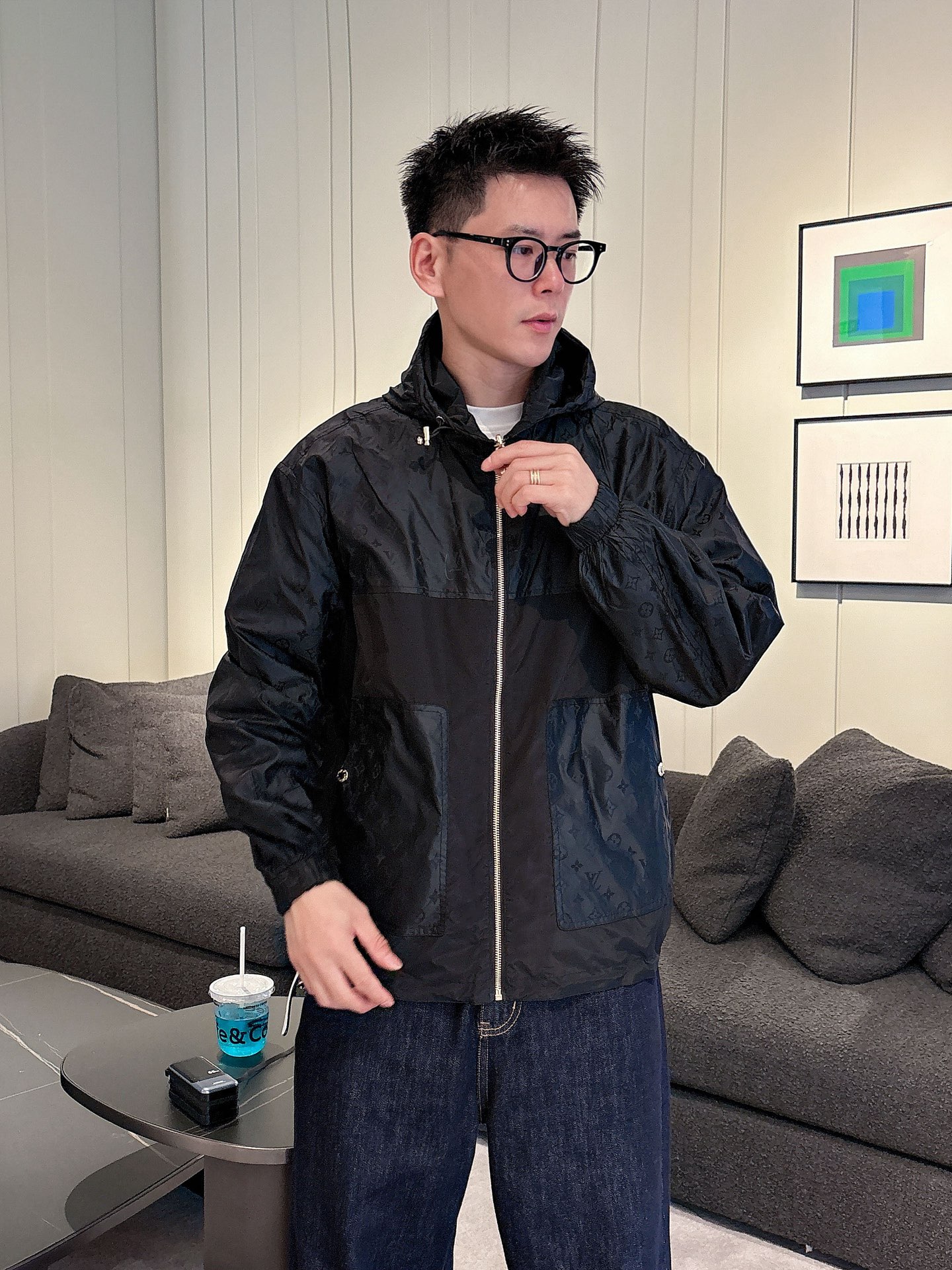 NO:526255,LV double-sided wear, 2025 autumn new jacket jacket, the new product on the show is perfect, comfortable and warm, the three-standard complete colors and full and attractive, and the very outstanding design easily advances the sense of fashion, the workmanship is extremely exquisite and rigorous, and the wiring is neat and meticulous!  A masterpiece of a big-name designer!  The upper body doesn't look bloated and super handsome!  Spot code M ~ XXXL,,louis vuitton,jackets & coats,jackets & coats,alexander wang19860909LV 双面穿,2025秋季新款夹克外套,秀场新品品相非常完美,舒适保暖,三标齐全色泽饱满诱人,非常出彩的设计,轻松将时髦感进阶,做工极为考究严谨,走线工整细致！大牌设计师巨作！上身不显臃肿、超级帅气！现货码数M ～ XXXL,,louis vuitton,jackets & coats,jackets & coats,alexander wang,Men's clothing