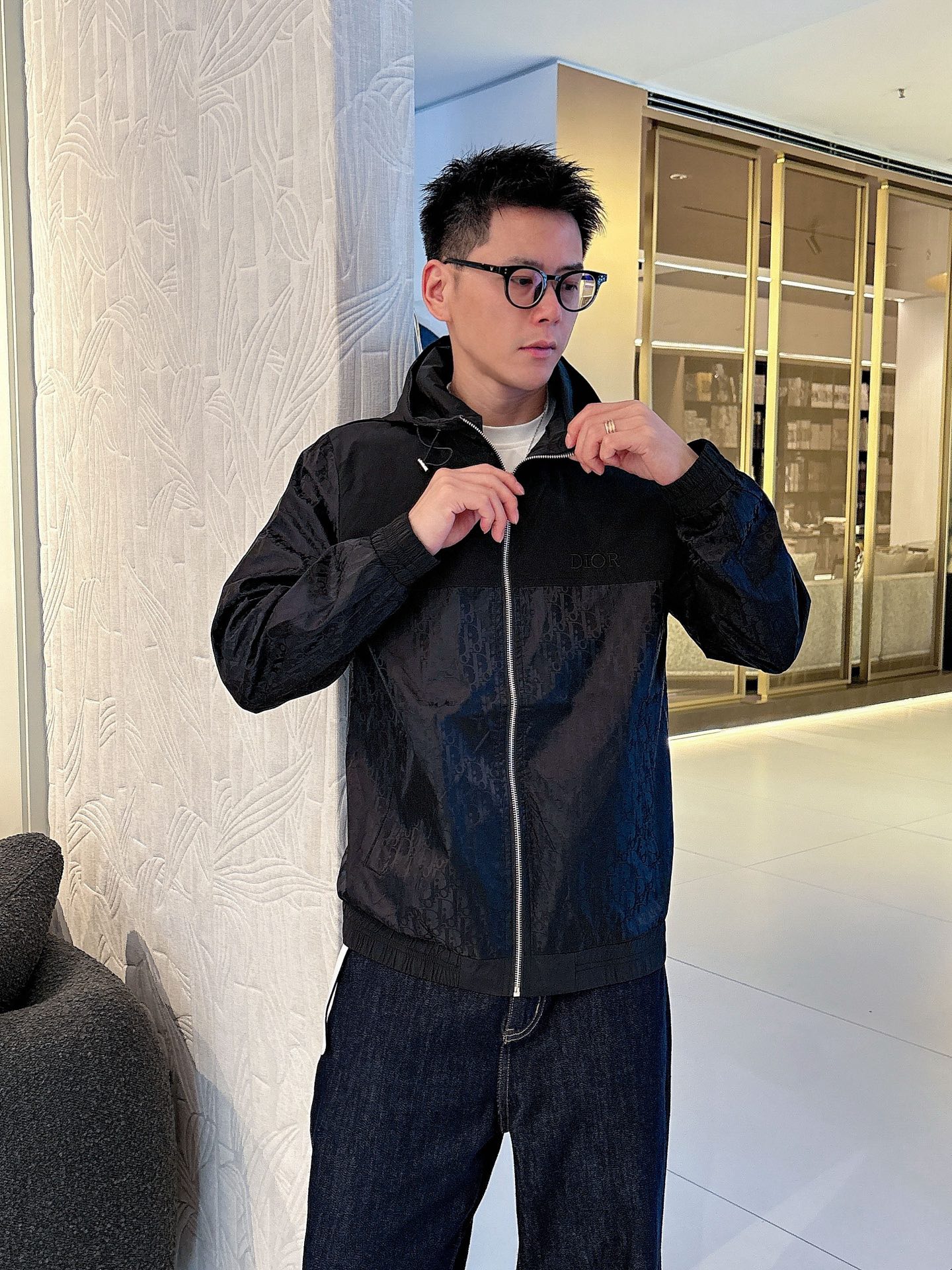 NO:526258,Dior 2025 autumn new jacket jacket, the new product on the show is perfect, comfortable and warm, the three standards are complete in color and full and attractive, and the very outstanding design easily advances the sense of fashion, the workmanship is extremely exquisite and rigorous, and the wiring is neat and meticulous!  A masterpiece of a big-name designer!  The upper body doesn't look bloated and super handsome!  Spot code M ~ XXXL,,dior,jackets & coats,jackets & coats,alexander wang19860909迪奥 2025秋季新款夹克外套,秀场新品品相非常完美,舒适保暖,三标齐全色泽饱满诱人,非常出彩的设计,轻松将时髦感进阶,做工极为考究严谨,走线工整细致！大牌设计师巨作！上身不显臃肿、超级帅气！现货码数M ～ XXXL,,dior,jackets & coats,jackets & coats,alexander wang,Men's clothing