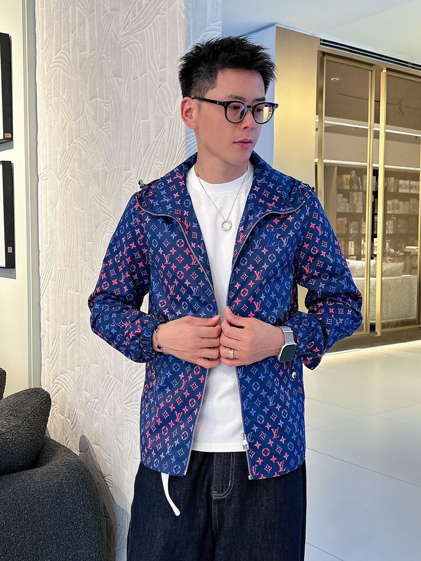 NO:526261,LV 2025 autumn new jacket jacket, the new product on the show is perfect, comfortable and warm, the three standards are complete in color and full and attractive, and the very outstanding design easily advances the sense of fashion, the workmanship is extremely exquisite and rigorous, and the wiring is neat and meticulous!  A masterpiece of a big-name designer!  The upper body doesn't look bloated and super handsome!  Spot code M ~ XXXL,,louis vuitton,jackets & coats,jackets & coats,alexander wang19860909LV 2025秋季新款夹克外套,秀场新品品相非常完美,舒适保暖,三标齐全色泽饱满诱人,非常出彩的设计,轻松将时髦感进阶,做工极为考究严谨,走线工整细致！大牌设计师巨作！上身不显臃肿、超级帅气！现货码数M ～ XXXL,,louis vuitton,jackets & coats,jackets & coats,alexander wang,Men's clothing