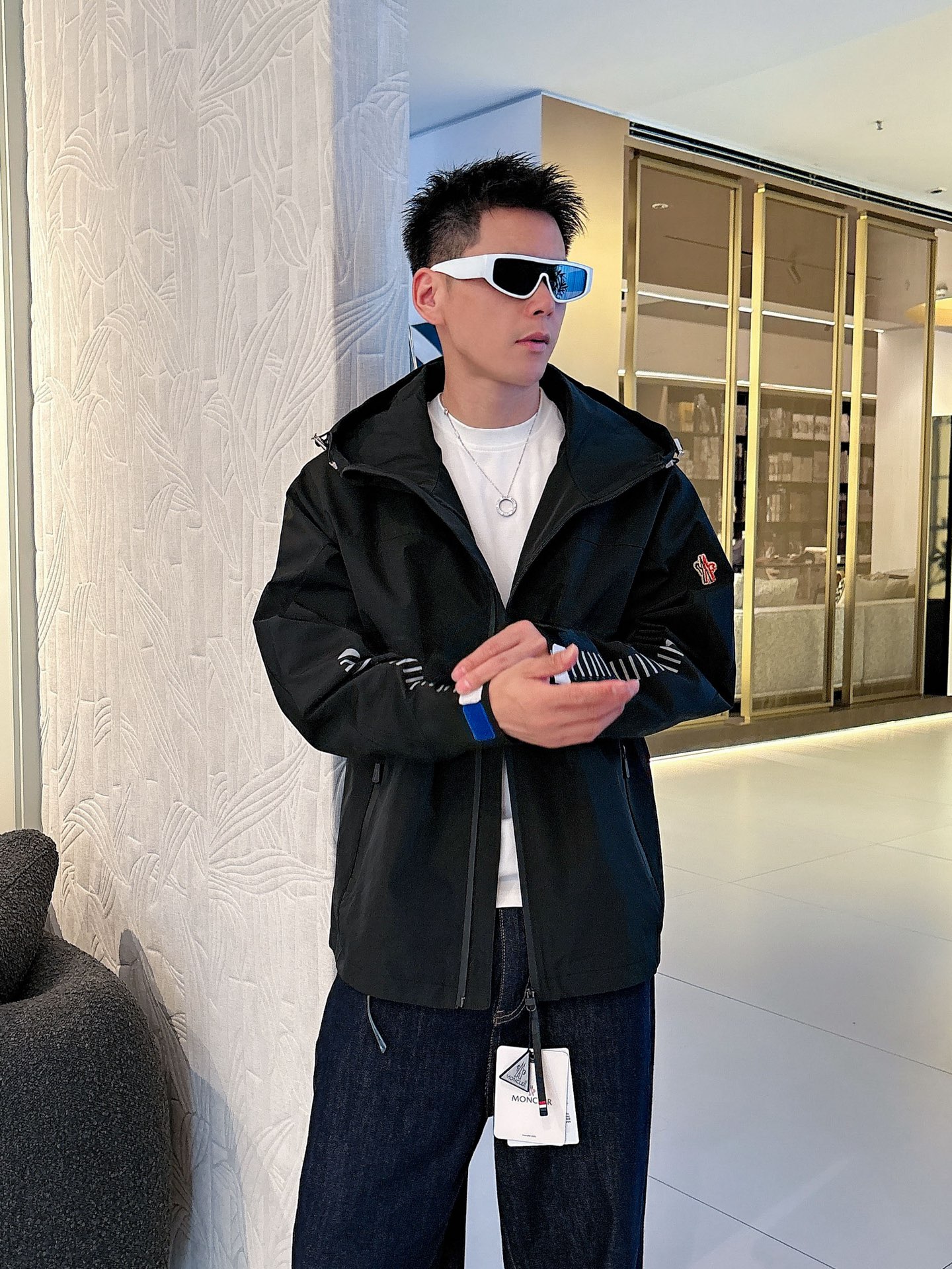 NO:526264,The new 2025 autumn jacket, the new product on the show is perfect, comfortable and warm, the three-standard complete colors and full and attractive, and the very outstanding design easily advances the sense of fashion. The workmanship is extremely exquisite and rigorous, and the wiring is neat and meticulous!  A masterpiece of a big-name designer!  The upper body doesn't look bloated and super handsome!  Spot code M ~ XXXL,,Moncler,jackets & coats,jackets & coats,alexander wang19860909蒙口 2025秋季新款夹克外套,秀场新品品相非常完美,舒适保暖,三标齐全色泽饱满诱人,非常出彩的设计,轻松将时髦感进阶,做工极为考究严谨,走线工整细致！大牌设计师巨作！上身不显臃肿、超级帅气！现货码数M ～ XXXL,,Moncler,jackets & coats,jackets & coats,alexander wang,Men's clothing