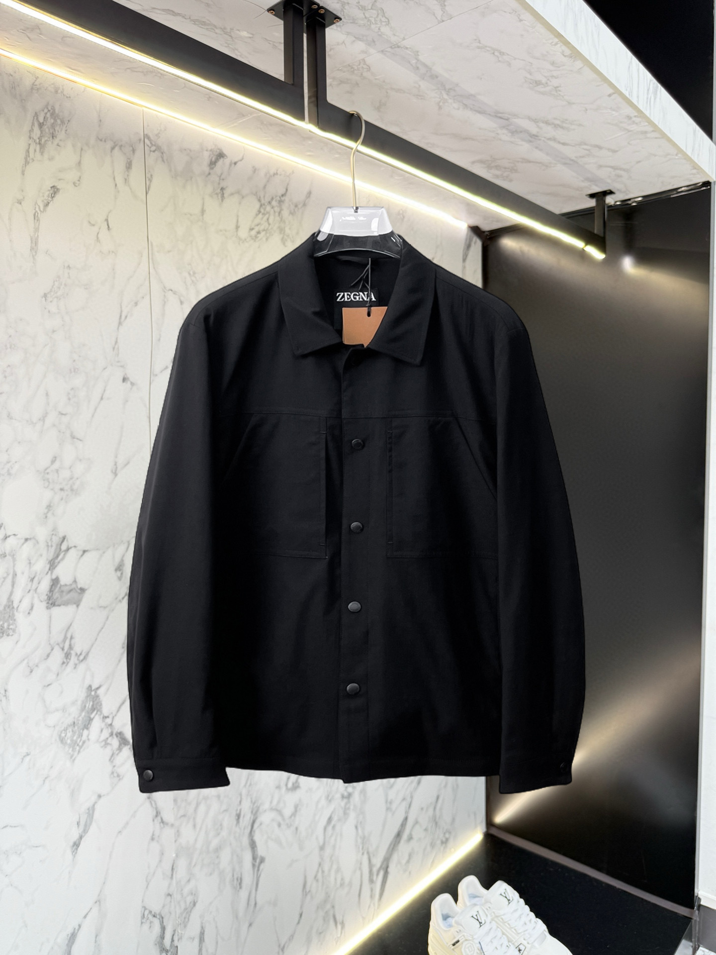 NO:528385,The new autumn jacket of the 2025 Autumn, the new product on the show is perfect, comfortable and warm, the three-standard complete colors and full and attractive, and the very outstanding design easily advances the sense of fashion. The workmanship is extremely exquisite and rigorous, and the wiring is neat and meticulous!  A masterpiece of a big-name designer!  The upper body doesn't look bloated and super handsome!  Spot code M ~ XXXL, zegna, jackets & coats, jackets & coats, alexander wang19860909杰尼亚 2025秋季新款夹克外套,秀场新品品相非常完美,舒适保暖,三标齐全色泽饱满诱人,非常出彩的设计,轻松将时髦感进阶,做工极为考究严谨,走线工整细致！大牌设计师巨作！上身不显臃肿、超级帅气！现货码数M ～ XXXL,,zegna,jackets & coats,jackets & coats,alexander wang,Men's clothing