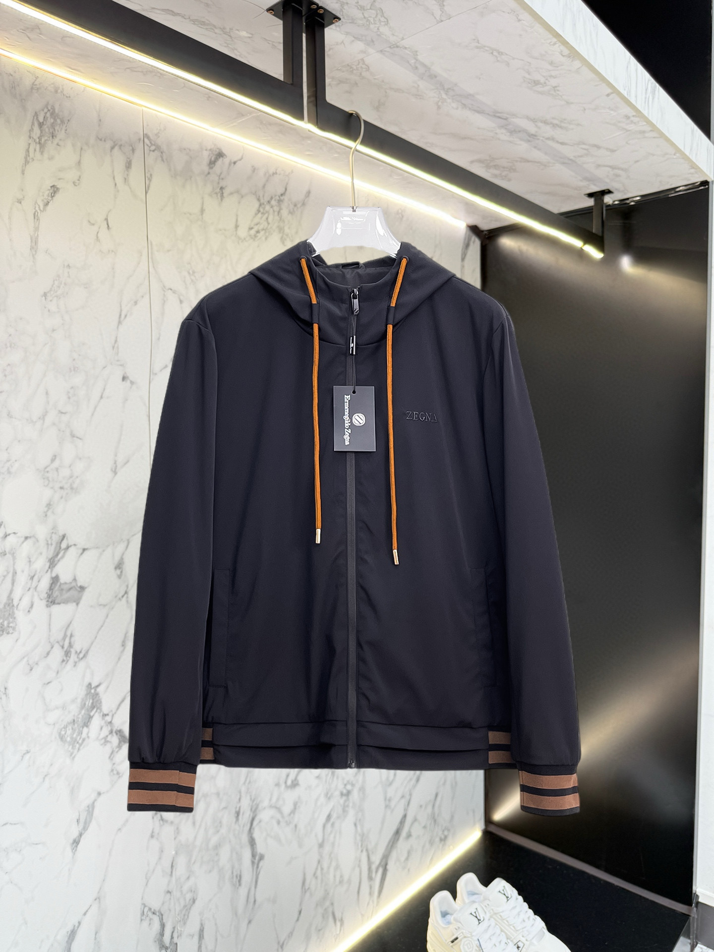 NO:528391,The new autumn jacket of the 2025 Autumn, the new product on the show is perfect, comfortable and warm, the three standards have a complete color and full and attractive color, and the very outstanding design easily advances the sense of fashion, the workmanship is extremely exquisite and rigorous, and the wiring is neat and meticulous!  A masterpiece of a big-name designer!  The upper body doesn't look bloated and super handsome!  Spot code M ~ XXXL, zegna, jackets & coats, jackets & coats, alexander wang19860909杰尼亚 2025秋季新款夹克外套,秀场新品品相非常完美,舒适保暖,三标齐全色泽饱满诱人,非常出彩的设计,轻松将时髦感进阶,做工极为考究严谨,走线工整细致！大牌设计师巨作！上身不显臃肿、超级帅气！现货码数M ～ XXXL,,zegna,jackets & coats,jackets & coats,alexander wang,Men's clothing