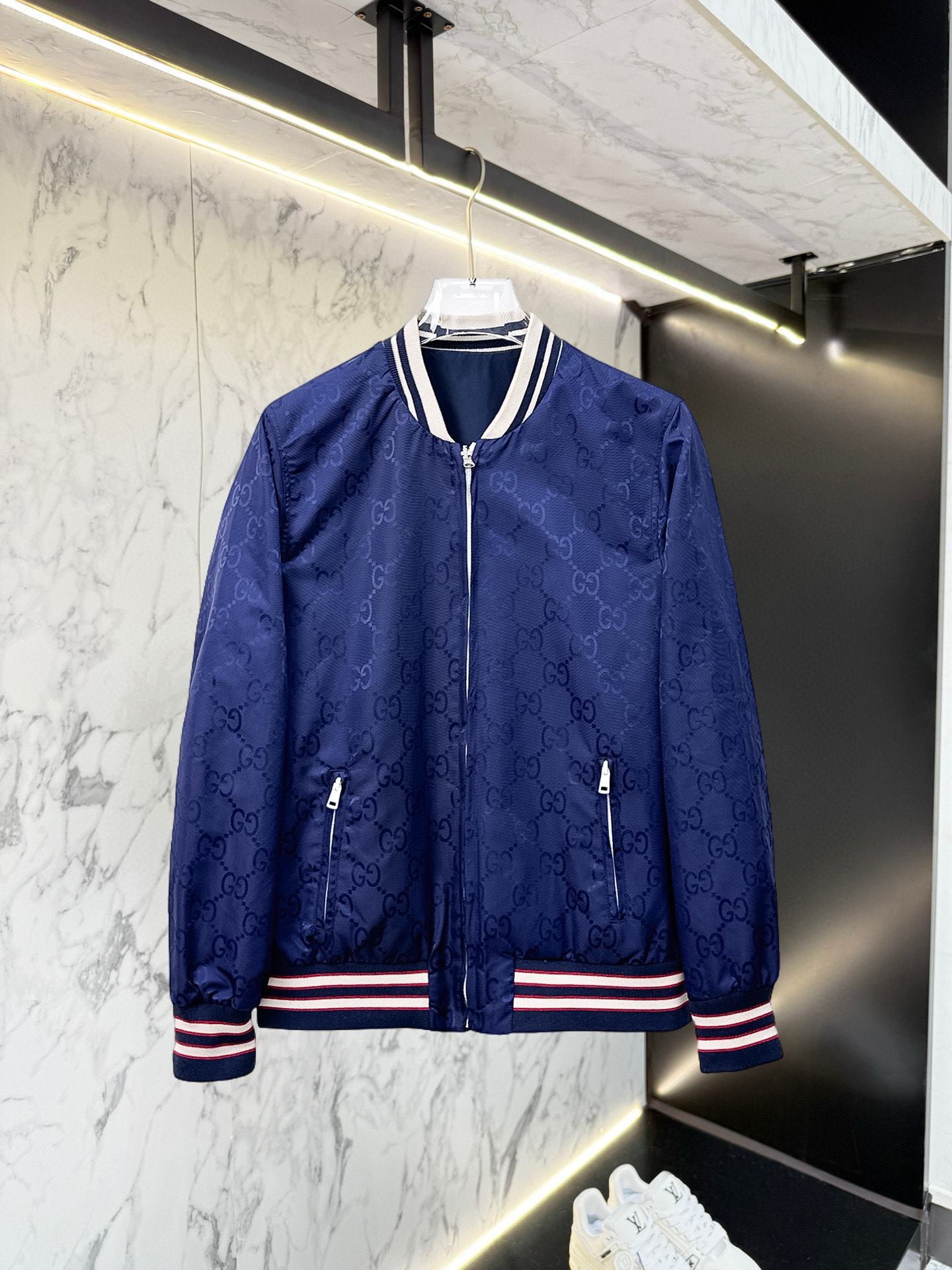 NO:528404,Guqi double-sided wear, 2025 autumn new jacket jacket, the new product on the show is perfect, comfortable and warm, the three-standard complete colors and full and attractive, and the very outstanding design easily advances the sense of fashion, the workmanship is extremely exquisite and rigorous, and the wiring is neat and meticulous!  A masterpiece of a big-name designer!  The upper body doesn't look bloated and super handsome!  Spot code M ~ XXXL,,jackets & coats,jackets & coats,alexander wang19860909古奇 双面穿,2025秋季新款夹克外套,秀场新品品相非常完美,舒适保暖,三标齐全色泽饱满诱人,非常出彩的设计,轻松将时髦感进阶,做工极为考究严谨,走线工整细致！大牌设计师巨作！上身不显臃肿、超级帅气！现货码数M ～ XXXL,,jackets & coats,jackets & coats,alexander wang,Men's clothing