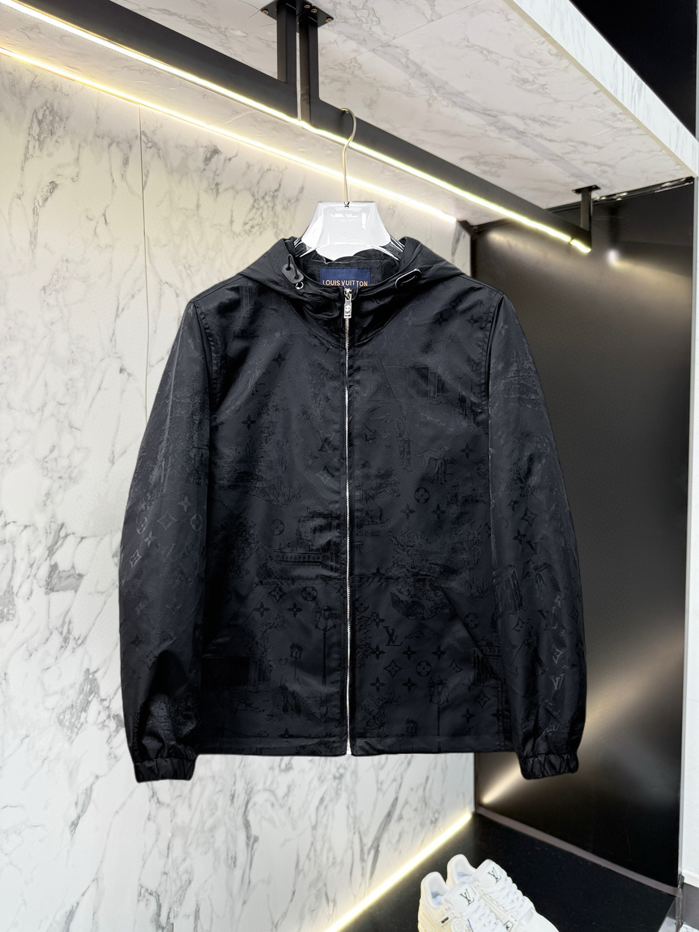 NO:528367,LV 2025 autumn new jacket jacket, the new product on the show is perfect, comfortable and warm, the three standards are complete in color and full and attractive, and the very outstanding design easily advances the sense of fashion, the workmanship is extremely exquisite and rigorous, and the wiring is neat and meticulous!  A masterpiece of a big-name designer!  The upper body doesn't look bloated and super handsome!  Spot code M ~ XXXL,,louis vuitton,jackets & coats,jackets & coats,alexander wang19860909LV 2025秋季新款夹克外套,秀场新品品相非常完美,舒适保暖,三标齐全色泽饱满诱人,非常出彩的设计,轻松将时髦感进阶,做工极为考究严谨,走线工整细致！大牌设计师巨作！上身不显臃肿、超级帅气！现货码数M ～ XXXL,,louis vuitton,jackets & coats,jackets & coats,alexander wang,Men's clothing