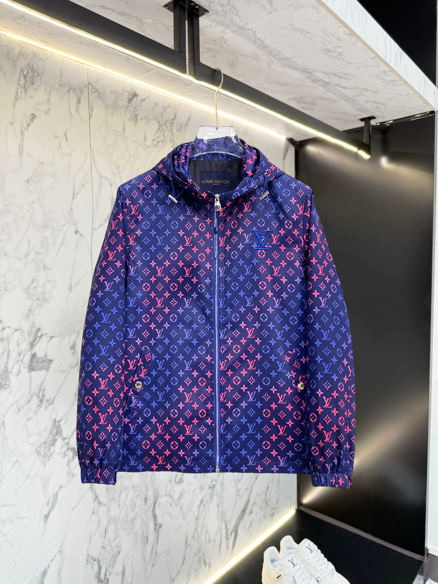 NO:528406,LV 2025 autumn new jacket jacket, the new product on the show is perfect, comfortable and warm, the three standards are complete in color and full and attractive, and the very outstanding design easily advances the sense of fashion, the workmanship is extremely exquisite and rigorous, and the wiring is neat and meticulous!  A masterpiece of a big-name designer!  The upper body doesn't look bloated and super handsome!  Spot code M ~ XXXL,,louis vuitton,jackets & coats,jackets & coats,alexander wang19860909LV 2025秋季新款夹克外套,秀场新品品相非常完美,舒适保暖,三标齐全色泽饱满诱人,非常出彩的设计,轻松将时髦感进阶,做工极为考究严谨,走线工整细致！大牌设计师巨作！上身不显臃肿、超级帅气！现货码数M ～ XXXL,,louis vuitton,jackets & coats,jackets & coats,alexander wang,Men's clothing