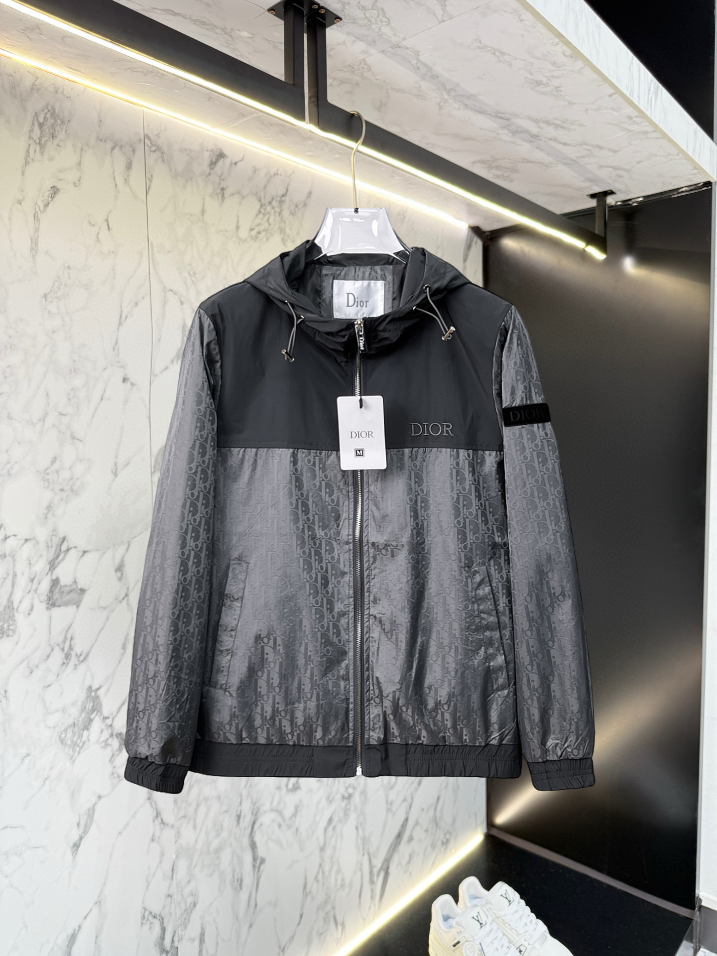 NO:528369,Dior 2025 autumn new jacket jacket, the new product on the show is perfect, comfortable and warm, the three standards are complete in color and full and attractive, and the very outstanding design easily advances the sense of fashion, the workmanship is extremely exquisite and rigorous, and the wiring is neat and meticulous!  A masterpiece of a big-name designer!  The upper body doesn't look bloated and super handsome!  Spot code M ~ XXXL,,dior,jackets & coats,jackets & coats,alexander wang19860909迪奥 2025秋季新款夹克外套,秀场新品品相非常完美,舒适保暖,三标齐全色泽饱满诱人,非常出彩的设计,轻松将时髦感进阶,做工极为考究严谨,走线工整细致！大牌设计师巨作！上身不显臃肿、超级帅气！现货码数M ～ XXXL,,dior,jackets & coats,jackets & coats,alexander wang,Men's clothing