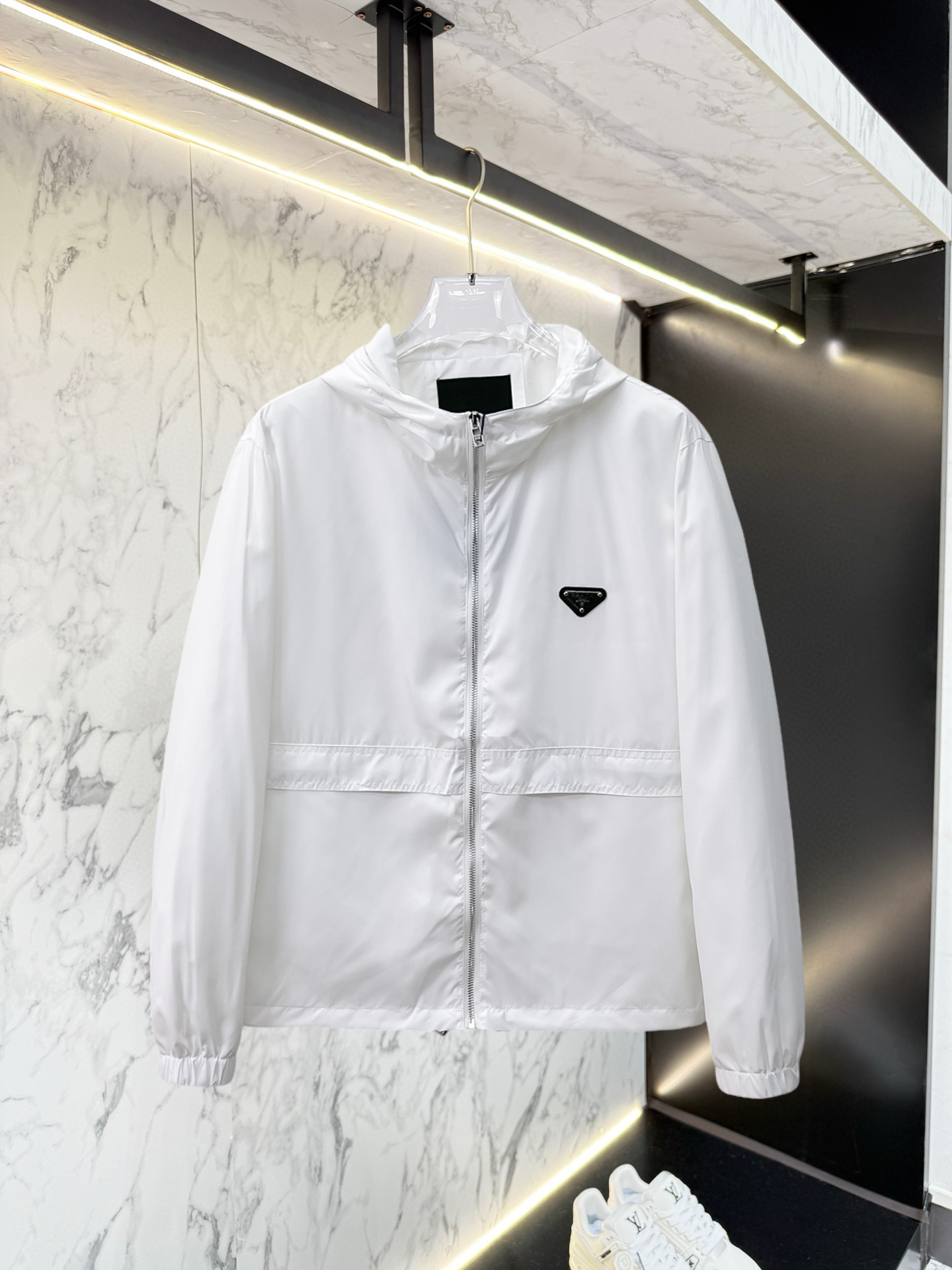 NO:528408,Prada 2025 autumn new jacket jacket, the new product on the show is perfect, comfortable and warm, the three standards are complete in color and full and attractive, and the very outstanding design easily advances the sense of fashion, the workmanship is extremely exquisite and rigorous, and the wiring is neat and meticulous!  A masterpiece of a big-name designer!  The upper body doesn't look bloated and super handsome!  Spot code M ~ XXXL,,prada,jackets & coats,jackets & coats,alexander wang19860909普拉达 2025秋季新款夹克外套,秀场新品品相非常完美,舒适保暖,三标齐全色泽饱满诱人,非常出彩的设计,轻松将时髦感进阶,做工极为考究严谨,走线工整细致！大牌设计师巨作！上身不显臃肿、超级帅气！现货码数M ～ XXXL,,prada,jackets & coats,jackets & coats,alexander wang,Men's clothing