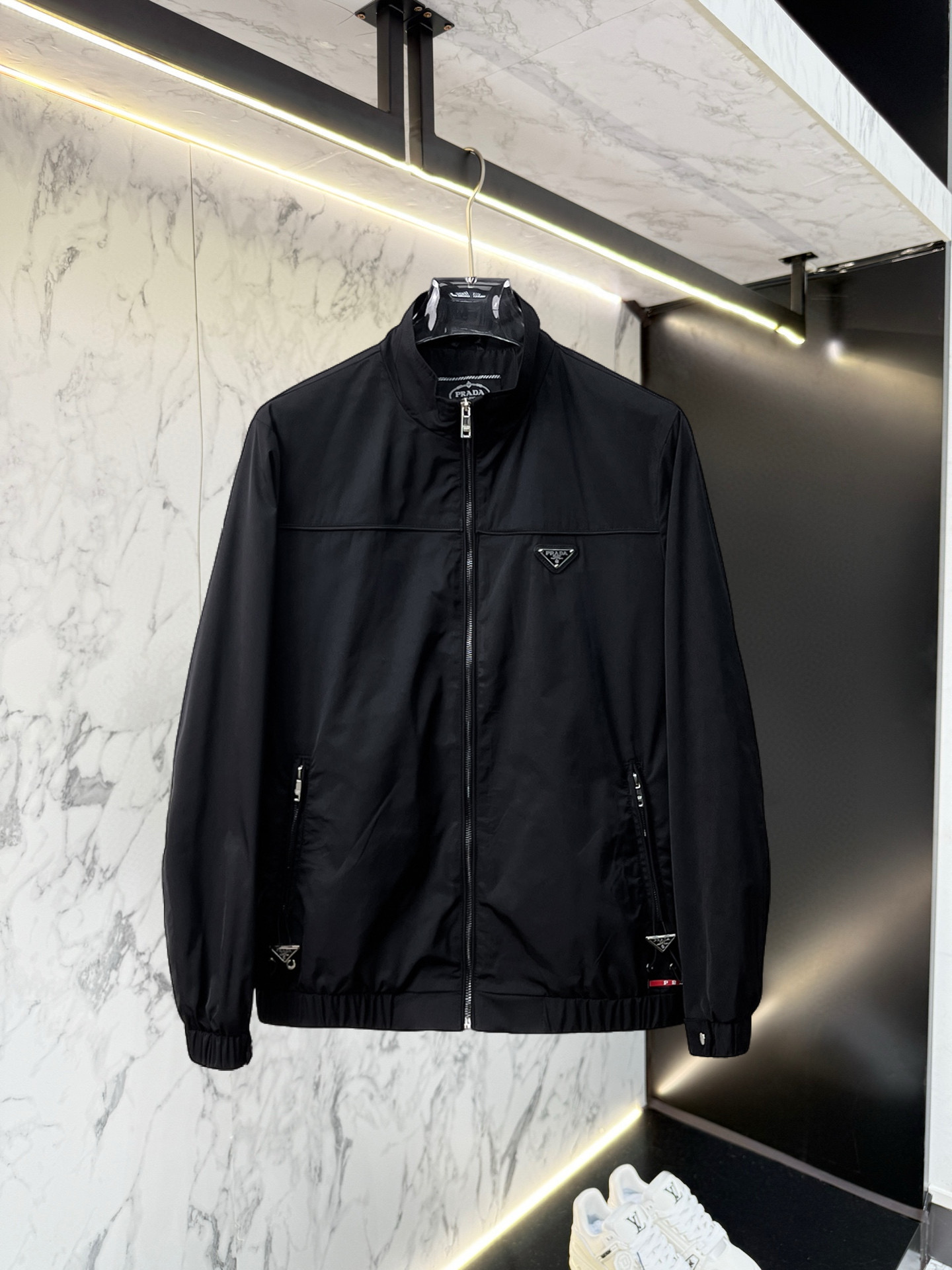 NO:528371,Prada 2025 autumn new jacket jacket, the new product on the show is perfect, comfortable and warm, the three standards are complete in color and full and attractive, and the very outstanding design easily advances the sense of fashion. The workmanship is extremely exquisite and rigorous, and the wiring is neat and meticulous!  A masterpiece of a big-name designer!  The upper body doesn't look bloated and super handsome!  Spot code M ~ XXXL,,prada,jackets & coats,jackets & coats,alexander wang19860909普拉达 2025秋季新款夹克外套,秀场新品品相非常完美,舒适保暖,三标齐全色泽饱满诱人,非常出彩的设计,轻松将时髦感进阶,做工极为考究严谨,走线工整细致！大牌设计师巨作！上身不显臃肿、超级帅气！现货码数M ～ XXXL,,prada,jackets & coats,jackets & coats,alexander wang,Men's clothing