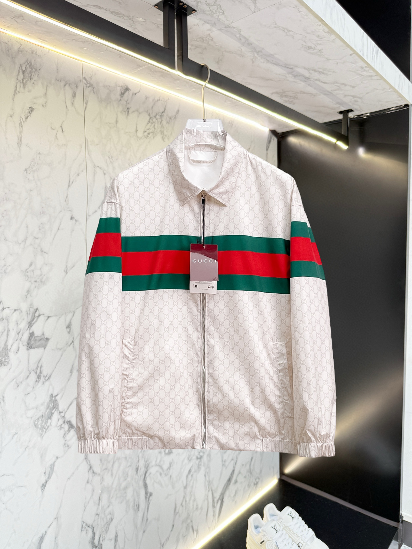 NO:528410,Guqi 2025 autumn new jacket jacket, the new product on the show is perfect, comfortable and warm, the three standards are complete in color and full and attractive, and the very outstanding design easily advances the sense of fashion, the workmanship is extremely exquisite and rigorous, and the wiring is neat and meticulous!  A masterpiece of a big-name designer!  The upper body doesn't look bloated and super handsome!  Spot code M ~ XXXL,,jackets & coats,jackets & coats,alexander wang19860909古奇 2025秋季新款夹克外套,秀场新品品相非常完美,舒适保暖,三标齐全色泽饱满诱人,非常出彩的设计,轻松将时髦感进阶,做工极为考究严谨,走线工整细致！大牌设计师巨作！上身不显臃肿、超级帅气！现货码数M ～ XXXL,,jackets & coats,jackets & coats,alexander wang,Men's clothing