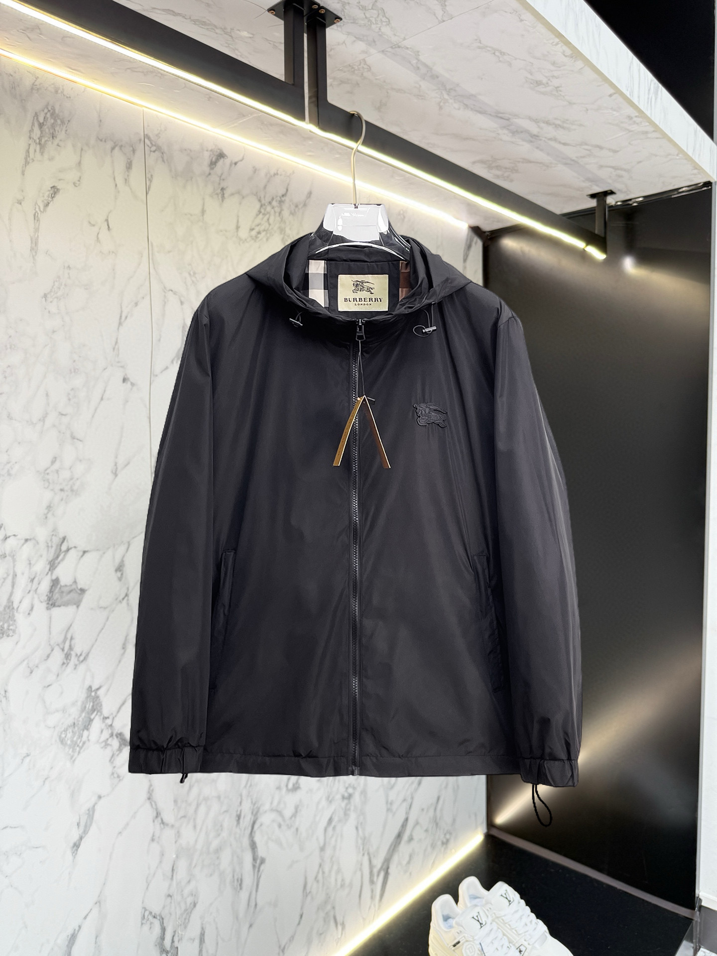 NO:528377,Burberry's 2025 autumn new jacket jacket, the new product on the show is perfect, comfortable and warm, the three-standard complete colors and full and attractive, and the very outstanding design easily advances the sense of fashion, the workmanship is extremely exquisite and rigorous, and the wiring is neat and meticulous!  A masterpiece of a big-name designer!  The upper body doesn't look bloated and super handsome!  Spot code M ~ XXXL,,burberry,jackets & coats,jackets & coats,alexander wang19860909巴宝莉 2025秋季新款夹克外套,秀场新品品相非常完美,舒适保暖,三标齐全色泽饱满诱人,非常出彩的设计,轻松将时髦感进阶,做工极为考究严谨,走线工整细致！大牌设计师巨作！上身不显臃肿、超级帅气！现货码数M ～ XXXL,,burberry,jackets & coats,jackets & coats,alexander wang,Men's clothing