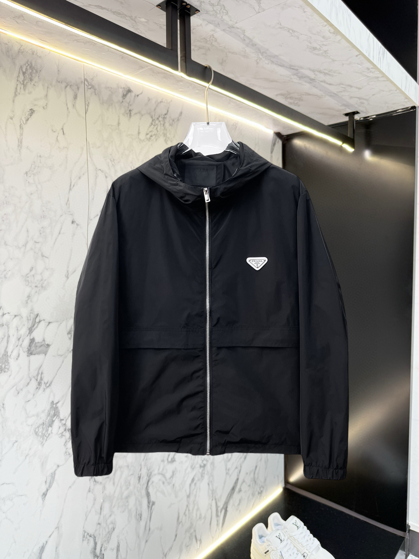 NO:528412,Prada 2025 autumn new jacket jacket, the new product on the show is perfect, comfortable and warm, the three standards are complete in color and full and attractive, and the very outstanding design easily advances the sense of fashion, the workmanship is extremely exquisite and rigorous, and the wiring is neat and meticulous!  A masterpiece of a big-name designer!  The upper body doesn't look bloated and super handsome!  Spot code M ~ XXXL,,prada,jackets & coats,jackets & coats,alexander wang19860909普拉达 2025秋季新款夹克外套,秀场新品品相非常完美,舒适保暖,三标齐全色泽饱满诱人,非常出彩的设计,轻松将时髦感进阶,做工极为考究严谨,走线工整细致！大牌设计师巨作！上身不显臃肿、超级帅气！现货码数M ～ XXXL,,prada,jackets & coats,jackets & coats,alexander wang,Men's clothing