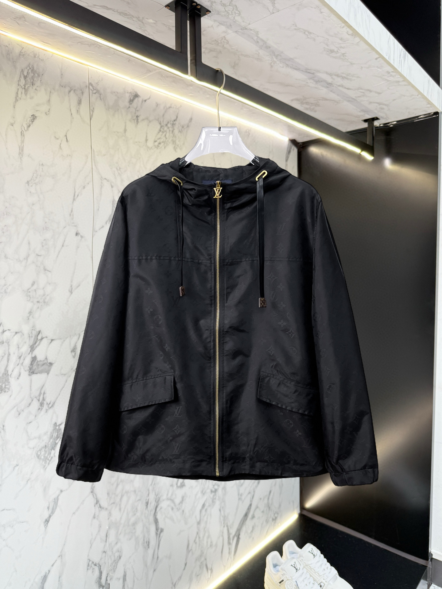 NO:528413,LV 2025 autumn new jacket jacket, the new product on the show is perfect, comfortable and warm, the three standards are complete in color and full and attractive, and the very outstanding design easily advances the sense of fashion, the workmanship is extremely exquisite and rigorous, and the wiring is neat and meticulous!  A masterpiece of a big-name designer!  The upper body doesn't look bloated and super handsome!  Spot code M ~ XXXL,,louis vuitton,jackets & coats,jackets & coats,alexander wang19860909LV 2025秋季新款夹克外套,秀场新品品相非常完美,舒适保暖,三标齐全色泽饱满诱人,非常出彩的设计,轻松将时髦感进阶,做工极为考究严谨,走线工整细致！大牌设计师巨作！上身不显臃肿、超级帅气！现货码数M ～ XXXL,,louis vuitton,jackets & coats,jackets & coats,alexander wang,Men's clothing