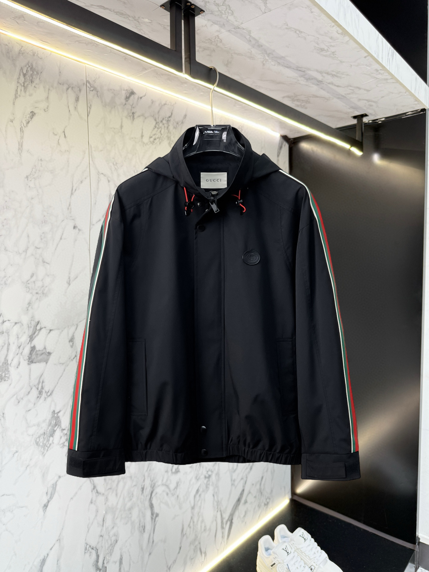 NO:528380,Guqi 2025 autumn new jacket jacket, the new product on the show is perfect, comfortable and warm, the three standards are complete in color and full and attractive, and the very outstanding design easily advances the sense of fashion, the workmanship is extremely exquisite and rigorous, and the wiring is neat and meticulous!  A masterpiece of a big-name designer!  The upper body doesn't look bloated and super handsome!  Spot code M ~ XXXL,,jackets & coats,jackets & coats,alexander wang19860909古奇 2025秋季新款夹克外套,秀场新品品相非常完美,舒适保暖,三标齐全色泽饱满诱人,非常出彩的设计,轻松将时髦感进阶,做工极为考究严谨,走线工整细致！大牌设计师巨作！上身不显臃肿、超级帅气！现货码数M ～ XXXL,,jackets & coats,jackets & coats,alexander wang,Men's clothing