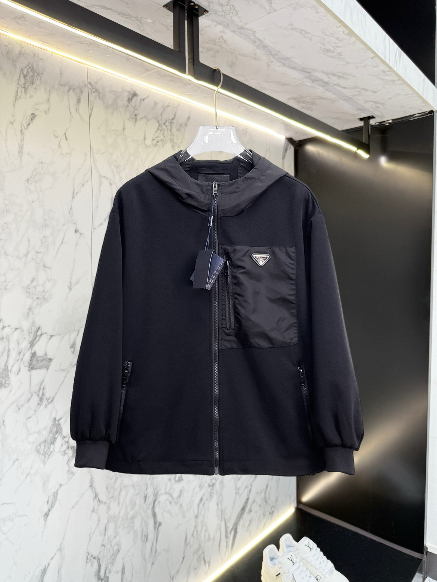 NO:528383,Prada 2025 autumn new jacket jacket, the new product on the show is perfect, comfortable and warm, the three standards are complete in color and full and attractive, and the very outstanding design easily advances the sense of fashion, the workmanship is extremely exquisite and rigorous, and the wiring is neat and meticulous!  A masterpiece of a big-name designer!  The upper body doesn't look bloated and super handsome!  Spot code M ~ XXXL,,prada,jackets & coats,jackets & coats,alexander wang19860909普拉达 2025秋季新款夹克外套,秀场新品品相非常完美,舒适保暖,三标齐全色泽饱满诱人,非常出彩的设计,轻松将时髦感进阶,做工极为考究严谨,走线工整细致！大牌设计师巨作！上身不显臃肿、超级帅气！现货码数M ～ XXXL,,prada,jackets & coats,jackets & coats,alexander wang,Men's clothing