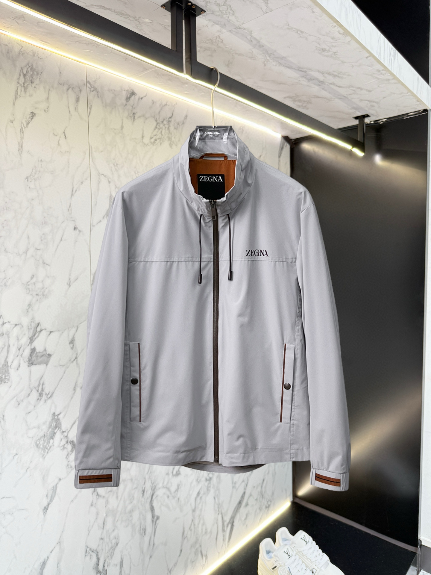 NO:528386,The new autumn jacket of the 2025 Autumn, the new product on the show is perfect, comfortable and warm, the three standards have a complete color and full and attractive color, and the very outstanding design easily advances the sense of fashion, the workmanship is extremely exquisite and rigorous, and the wiring is neat and meticulous!  A masterpiece of a big-name designer!  The upper body doesn't look bloated and super handsome!  Spot code M ~ XXXL, zegna, jackets & coats, jackets & coats, alexander wang19860909杰尼亚 2025秋季新款夹克外套,秀场新品品相非常完美,舒适保暖,三标齐全色泽饱满诱人,非常出彩的设计,轻松将时髦感进阶,做工极为考究严谨,走线工整细致！大牌设计师巨作！上身不显臃肿、超级帅气！现货码数M ～ XXXL,,zegna,jackets & coats,jackets & coats,alexander wang,Men's clothing